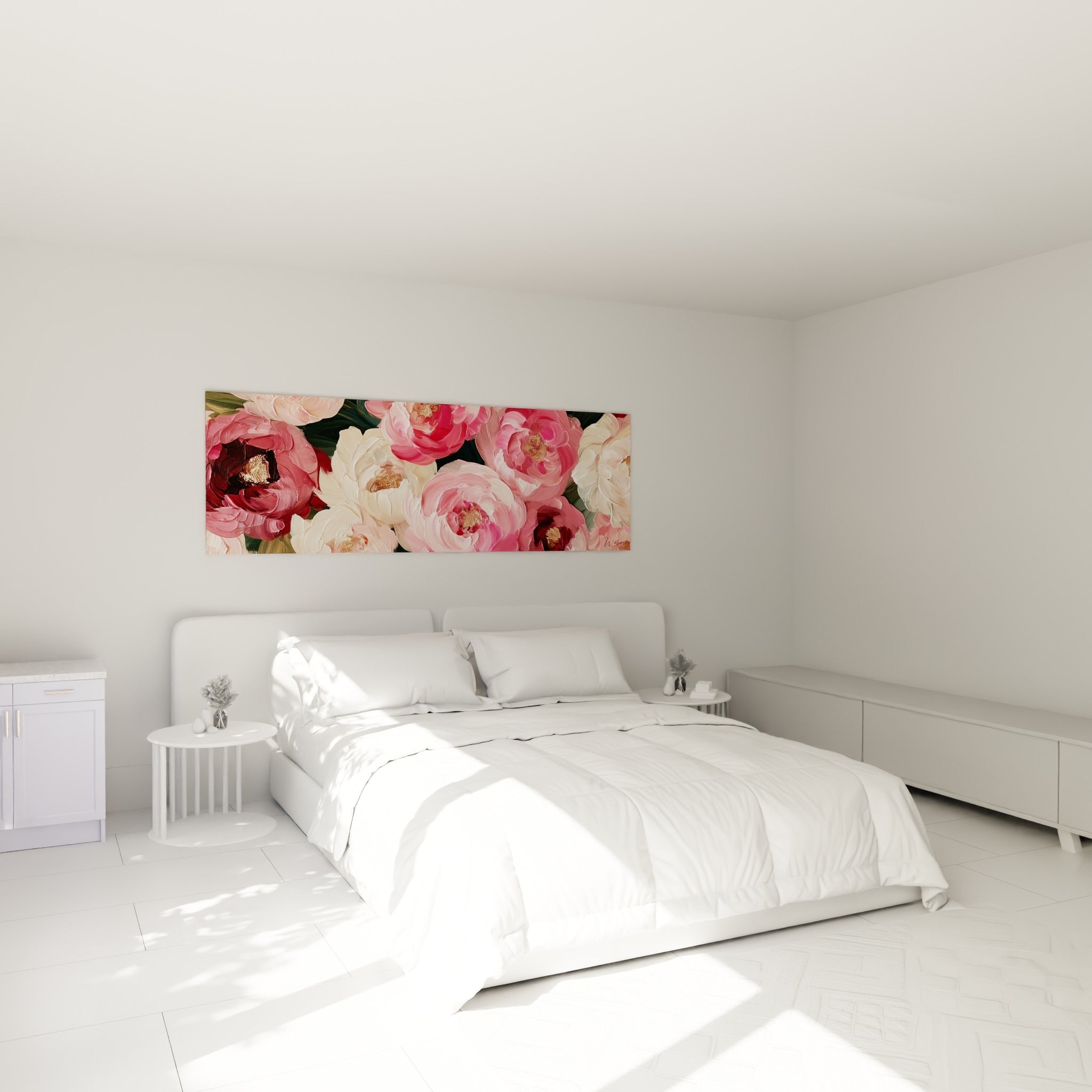 Bouquet de pivoines roses et crème aux reflets dorés placé au-dessus d'un lit dans une chambre claire
