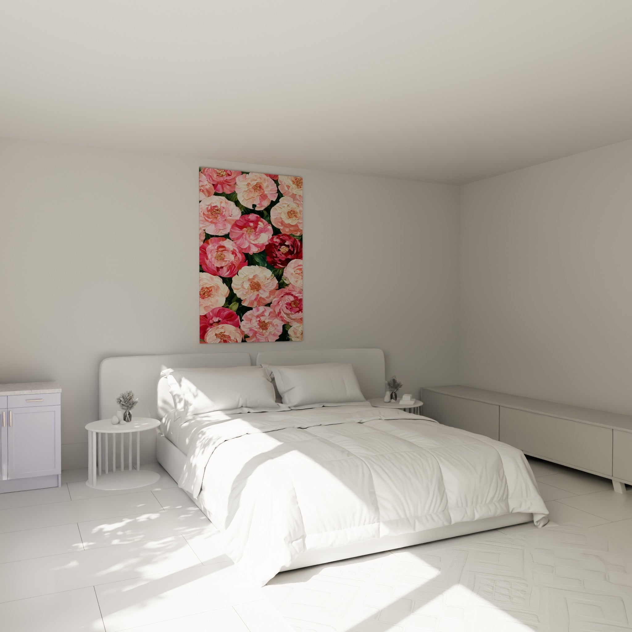 Bouquet de pivoines roses et crème aux touches dorées accroché au-dessus d'un lit dans une chambre claire