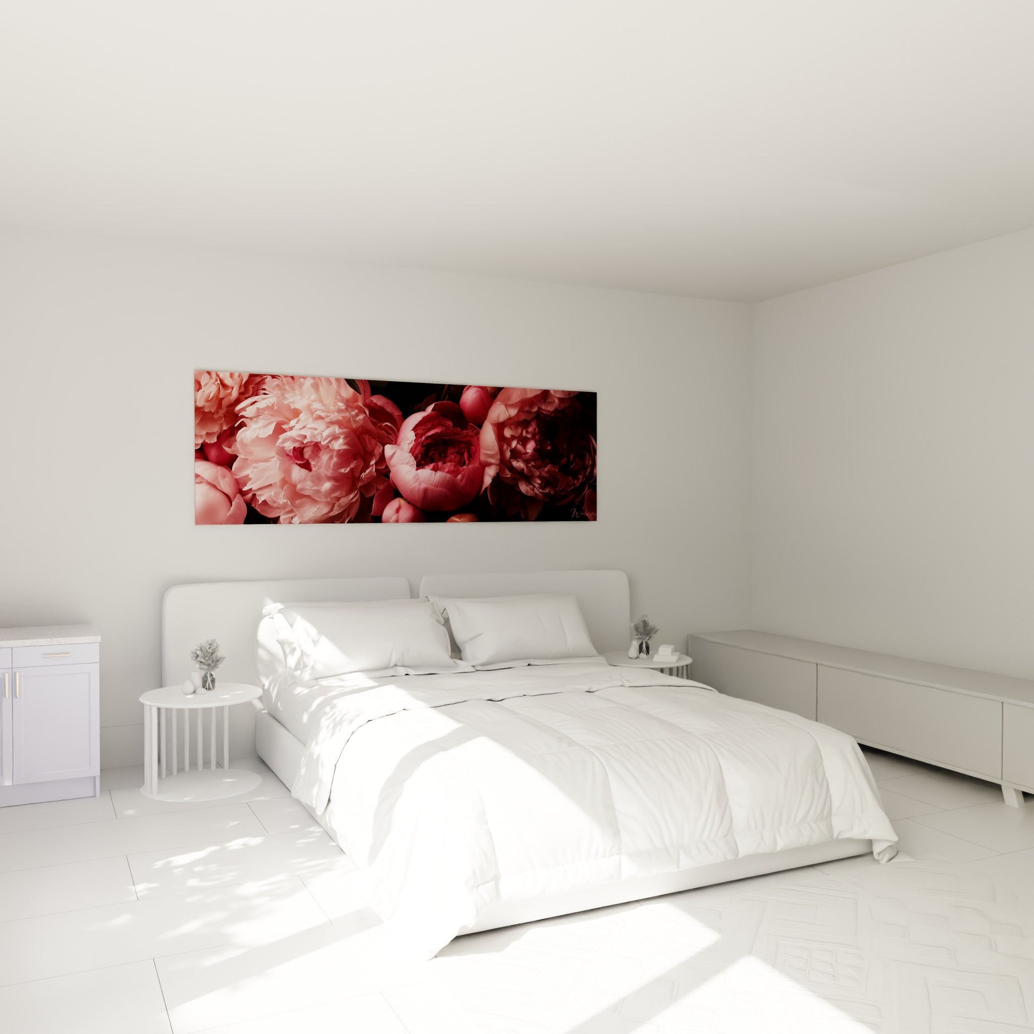 Bouquet de pivoines roses et fuchsia au-dessus d'un lit dans une chambre claire et épurée