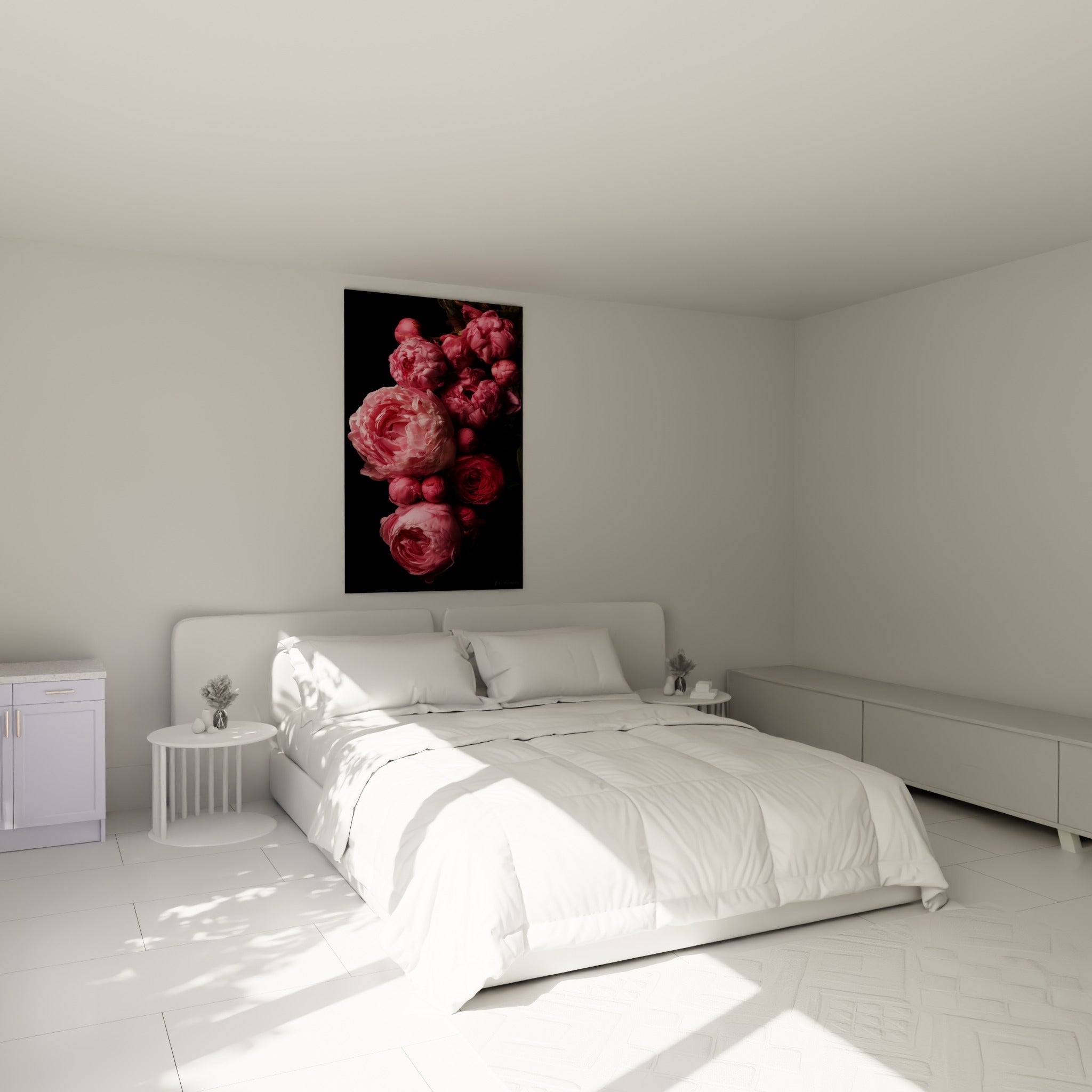 Bouquet de pivoines roses et fuchsia intenses au-dessus d'un lit dans une chambre claire