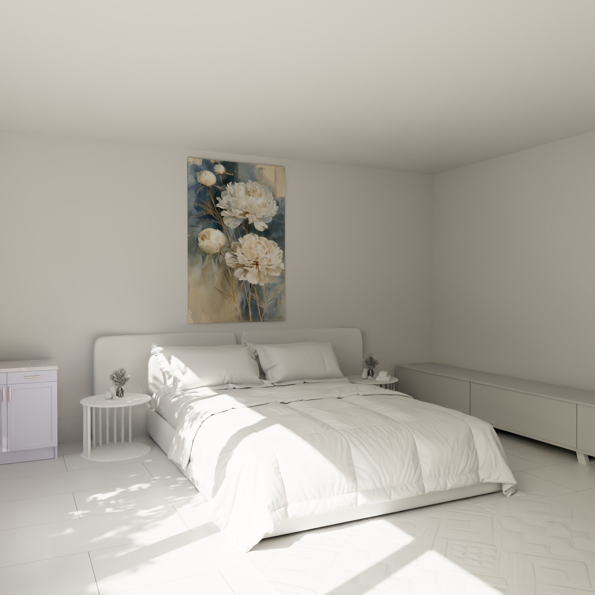 Bourgeons et pivoines blanches sur fond bleu ardoise accrochés au-dessus d'un lit dans une chambre claire