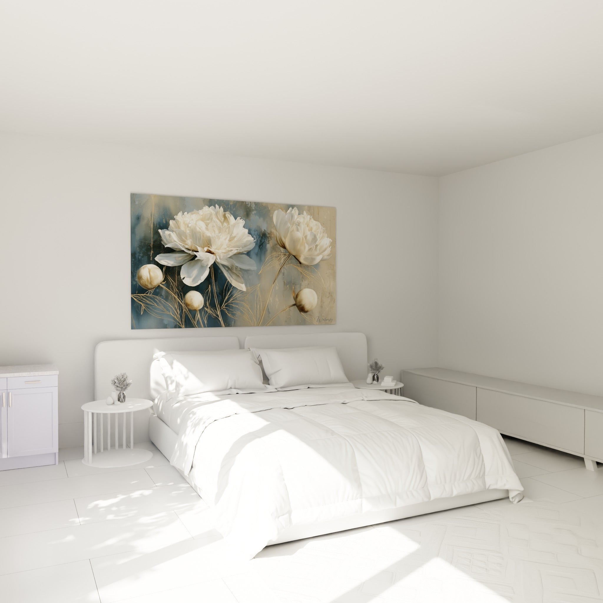 Fleurs de pivoine blanche et beige doré au-dessus d'un lit dans une chambre claire