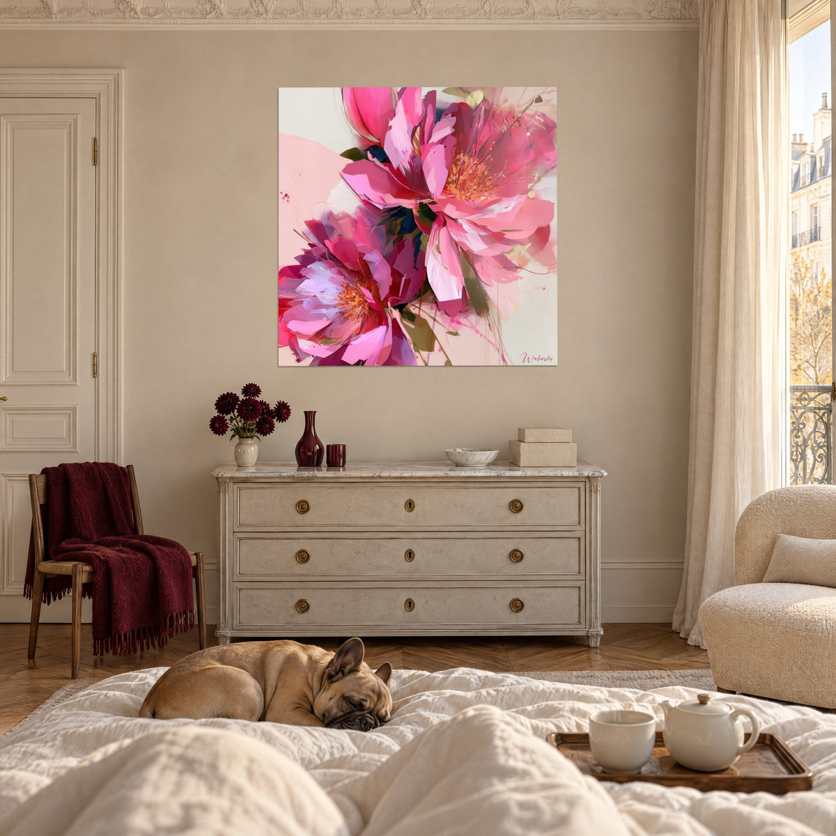 Schilderij paarse kelkbladen en poederroze bloemen met gouden hartjes, een bulldog op het witte dekbed boven een bed in een lichte slaapkamer