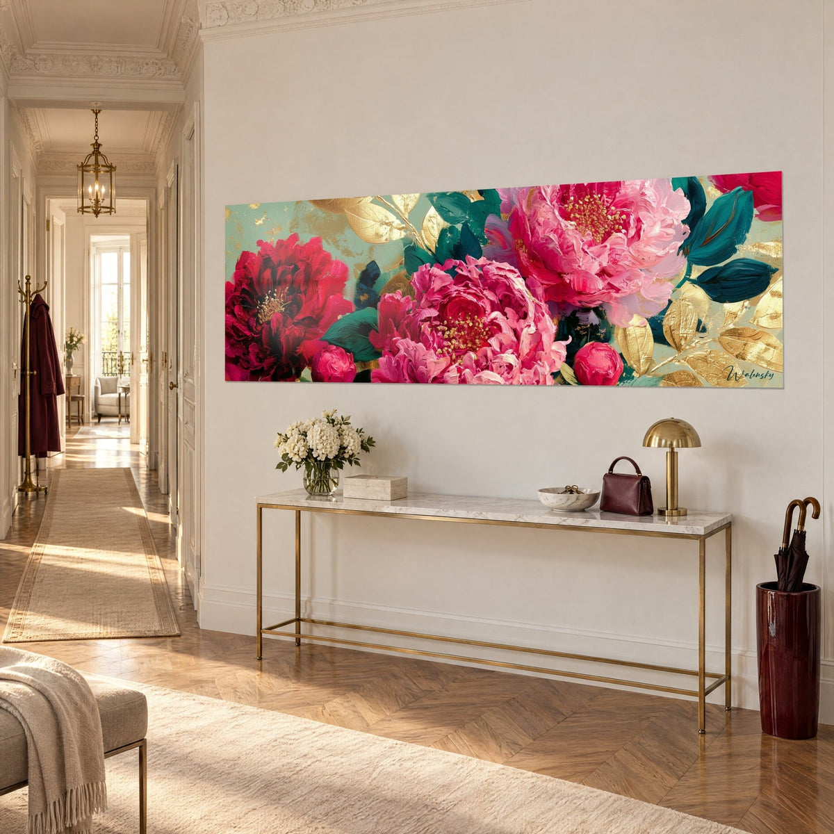 Tableau bouquet de grosses fleurs rose vif et carmin aux étamines dorées, vu de trois quarts au-dessus d'une console laiton, couloir haussmannien