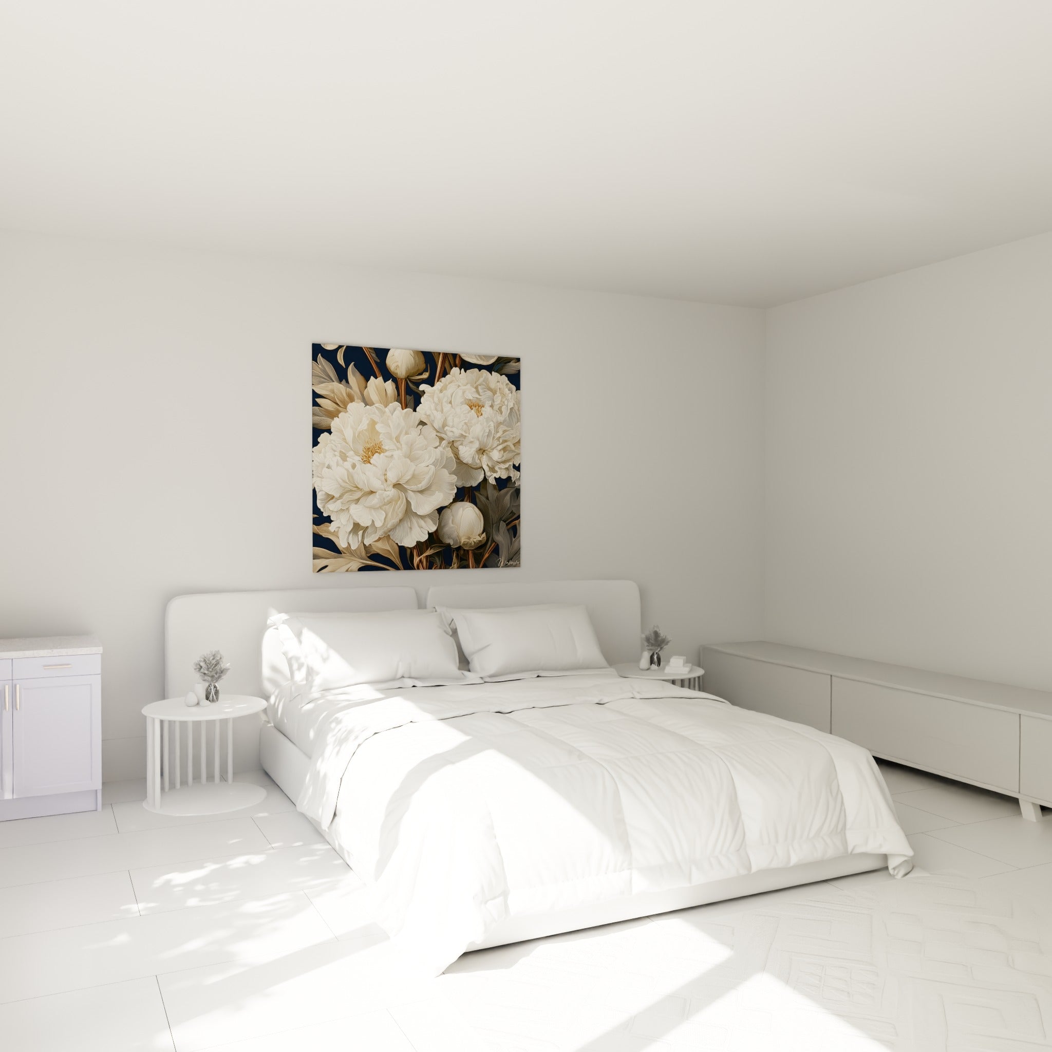Bouquet de pivoines ivoire et dorées accroché au-dessus d'un lit dans une chambre claire