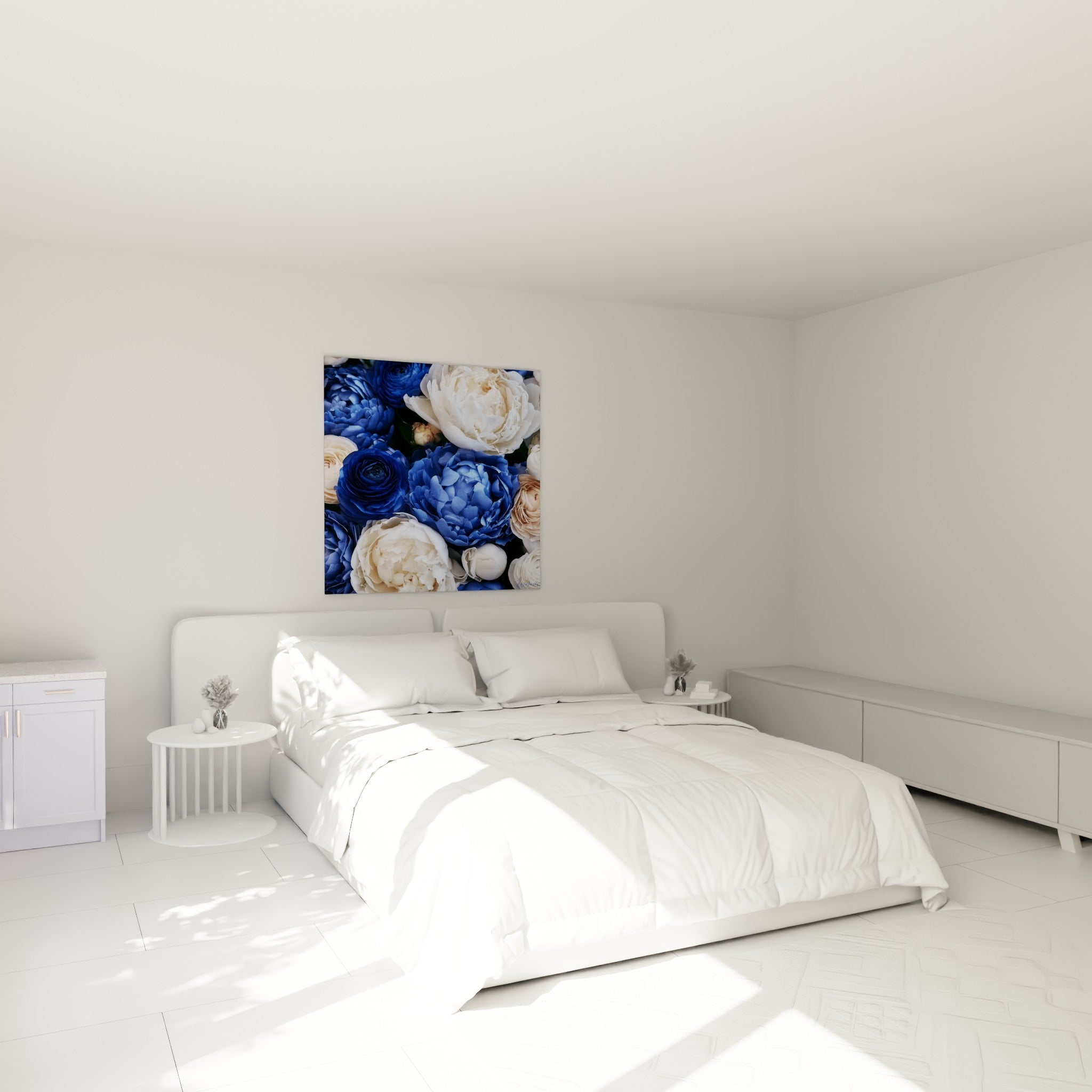 Bouquet de pivoines bleu marine et ivoire accroché au-dessus d'un lit dans une chambre claire