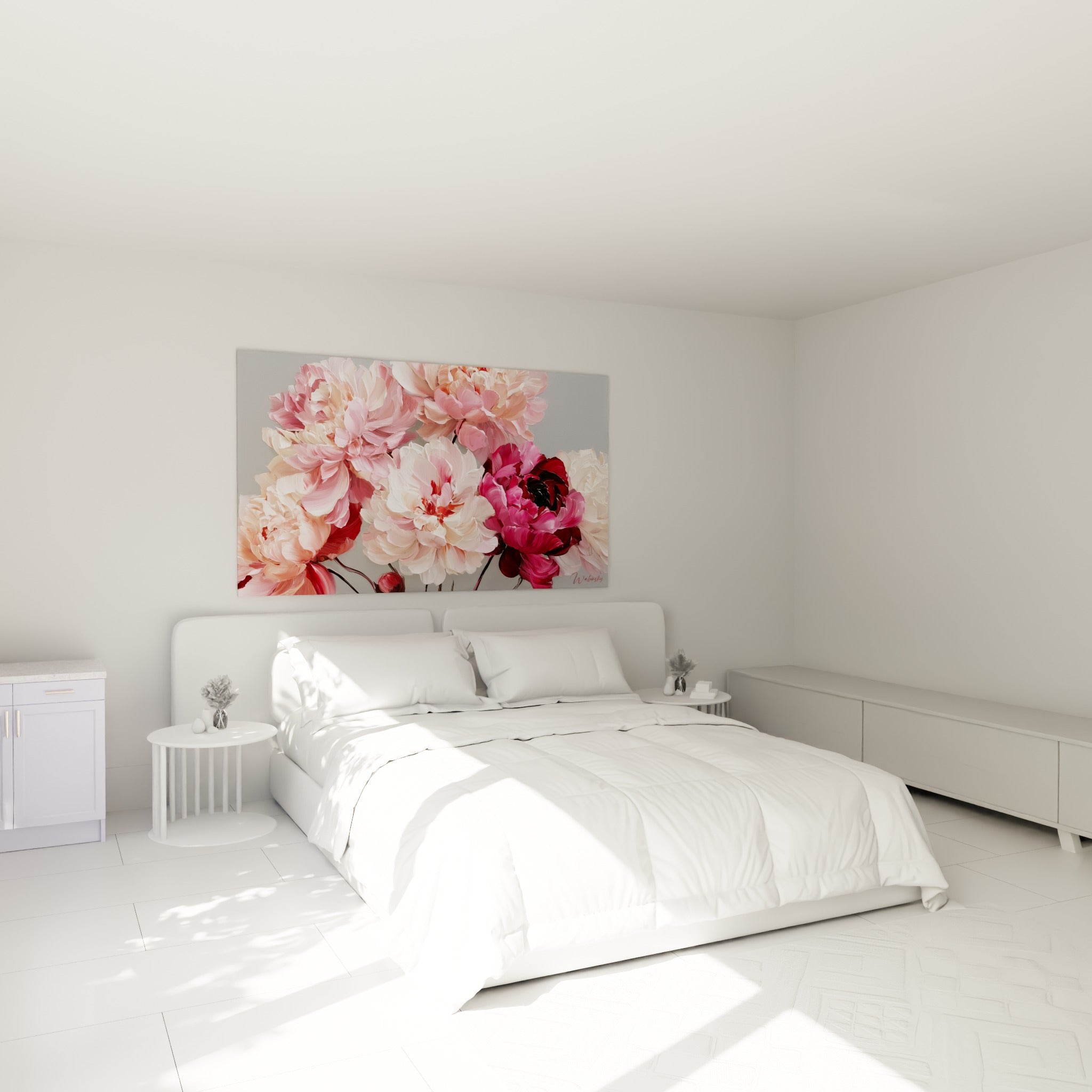 Bouquet de pivoines rose poudré et bordeaux au-dessus d'un lit dans une chambre claire