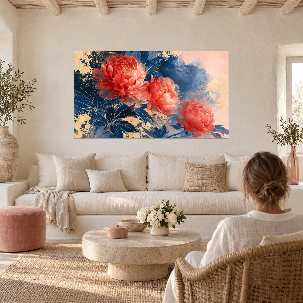 Gemälde drei aufblühende korallenfarbene Pfingstrosen auf marineblauem und goldenem Grund, geäderte Blätter, über einem Sofa in einem hellen Wohnzimmer