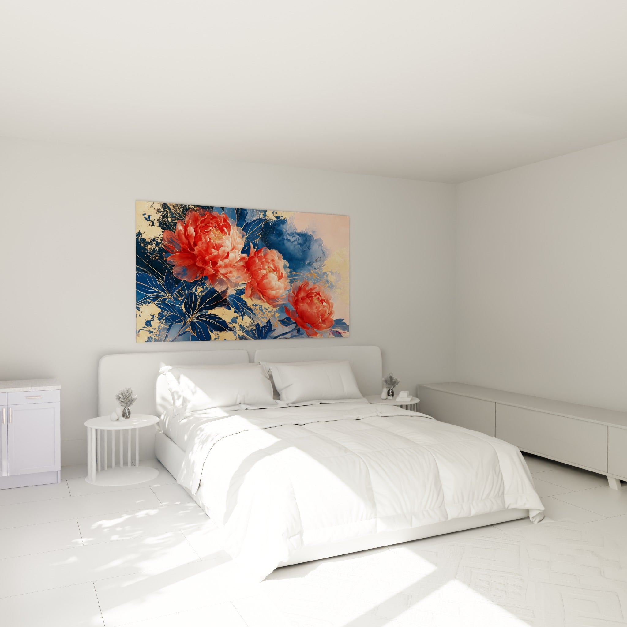 Fleurs de pivoine corail et bleu marine doré, accrochées au-dessus d'un lit dans une chambre claire