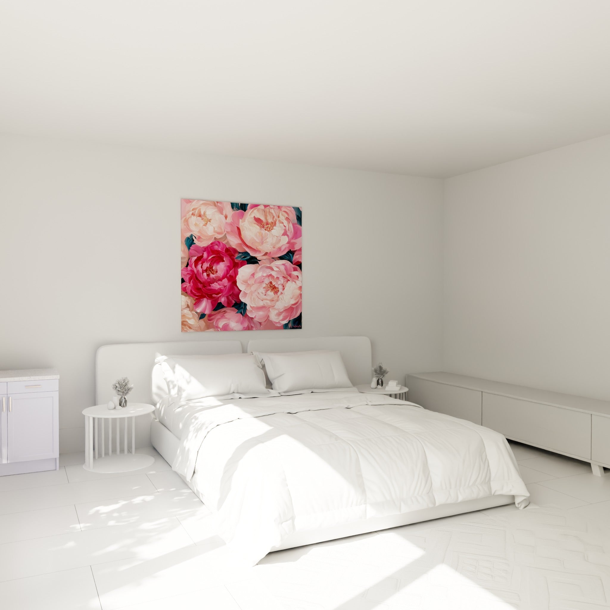 Bouquet de pivoines fuchsia et rose pâle aux textures épaisses, accroché au-dessus d'un lit dans une chambre claire