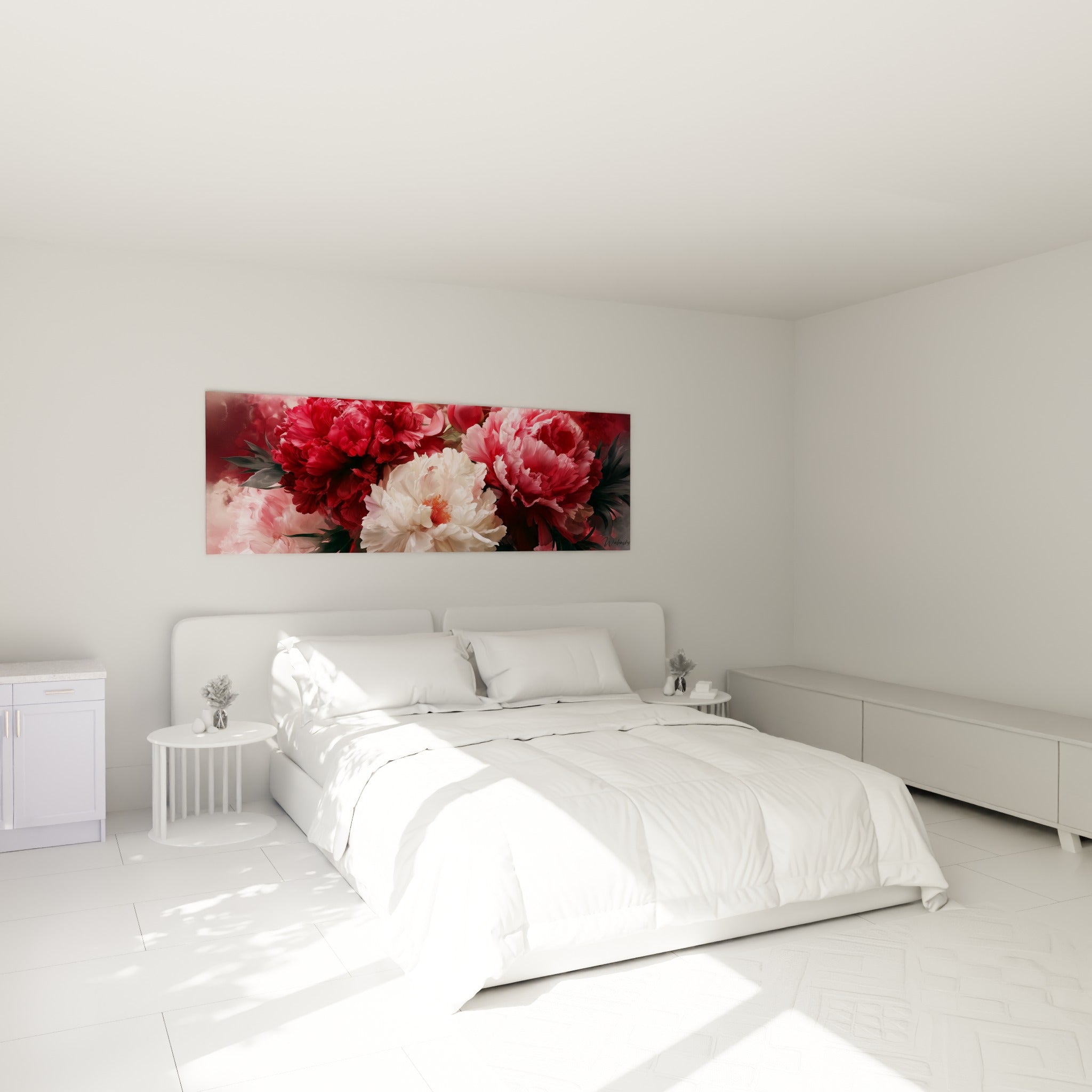 Bouquet de pivoines rouge profond et blanc crème accroché au-dessus d'un lit dans une chambre claire