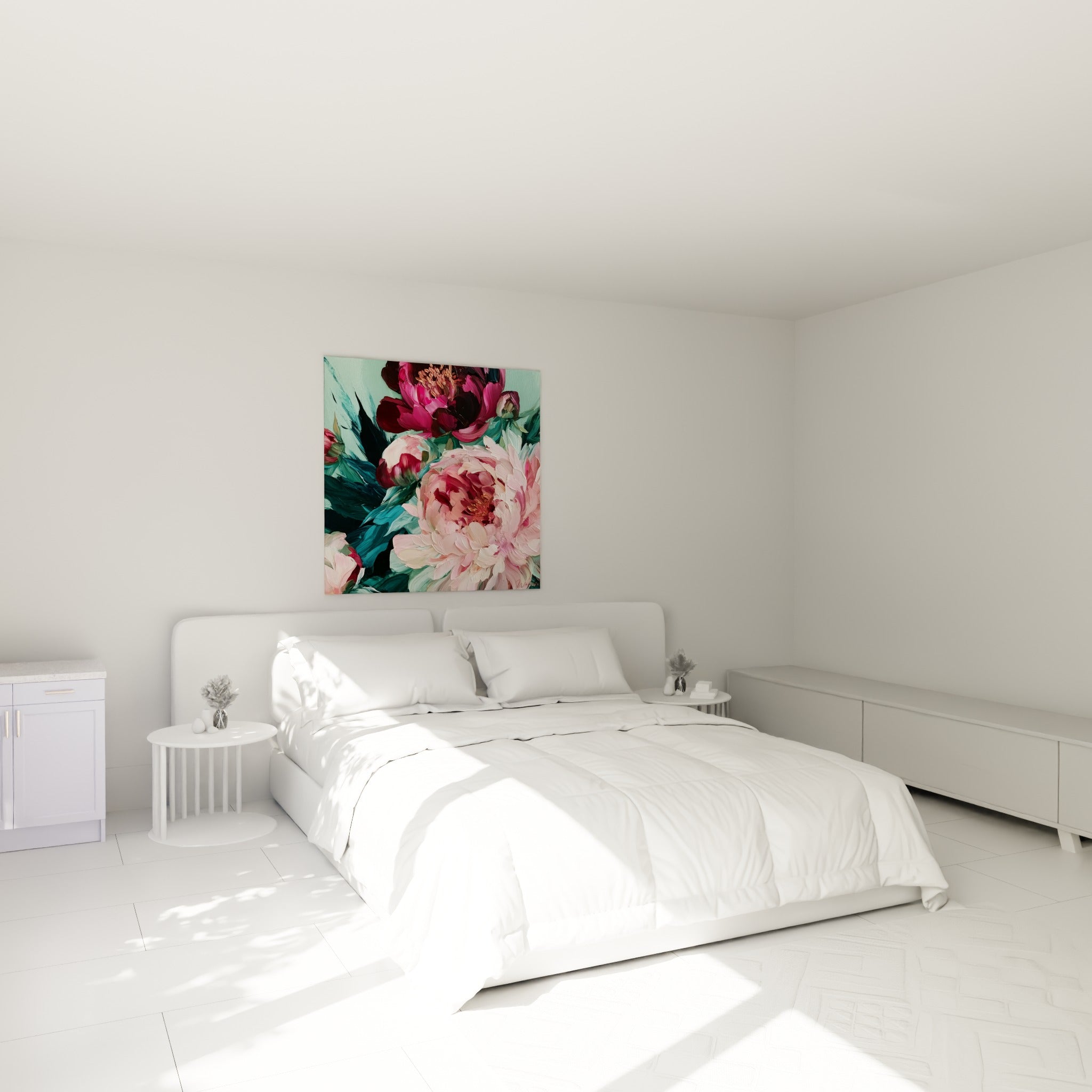 Bouquet de pivoines roses et émeraude accroché au-dessus d'un lit dans une chambre claire