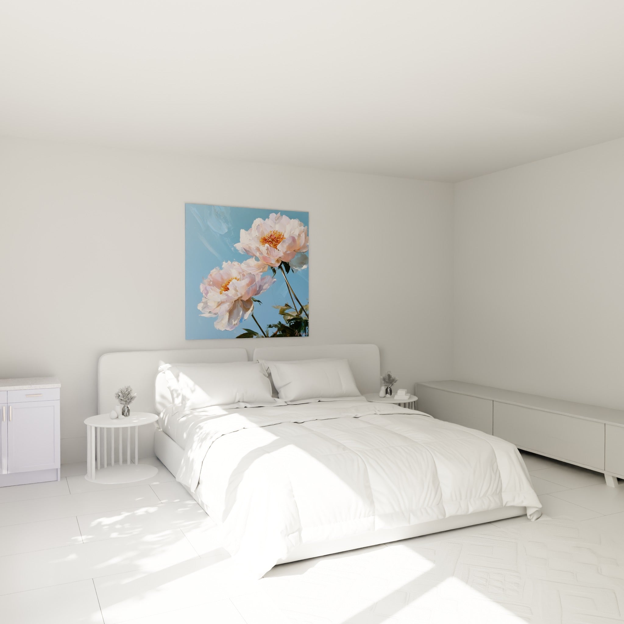 Fleurs de pivoine blanches et roses au cœur doré, accrochées au-dessus d'un lit dans une chambre claire