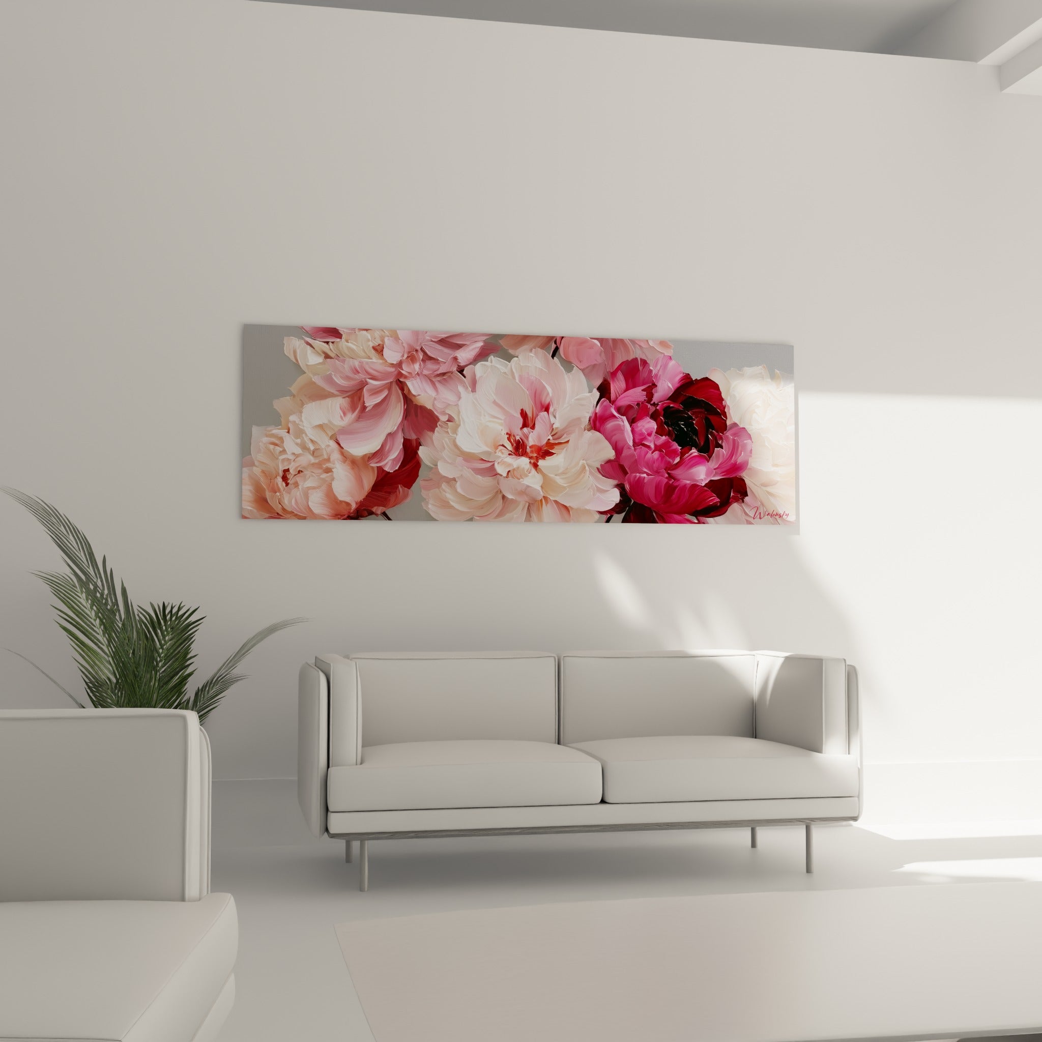 Fleurs de pivoine roses et corail disposées au-dessus d'un canapé dans un salon lumineux