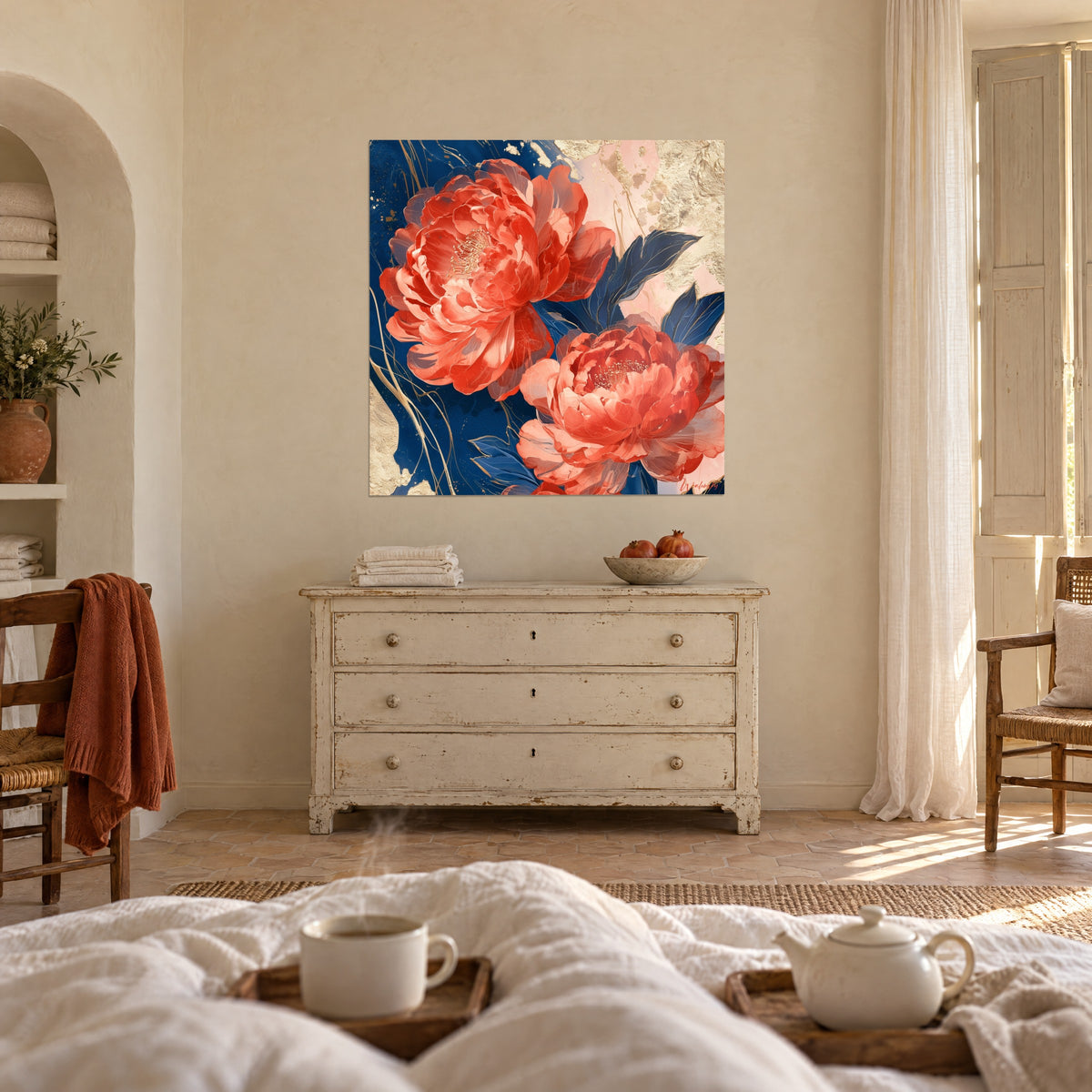 Tableau bouquet de deux grosses roses pivoines saumon et bleu marine aux filets dorés, au-dessus d'un lit dans une chambre claire