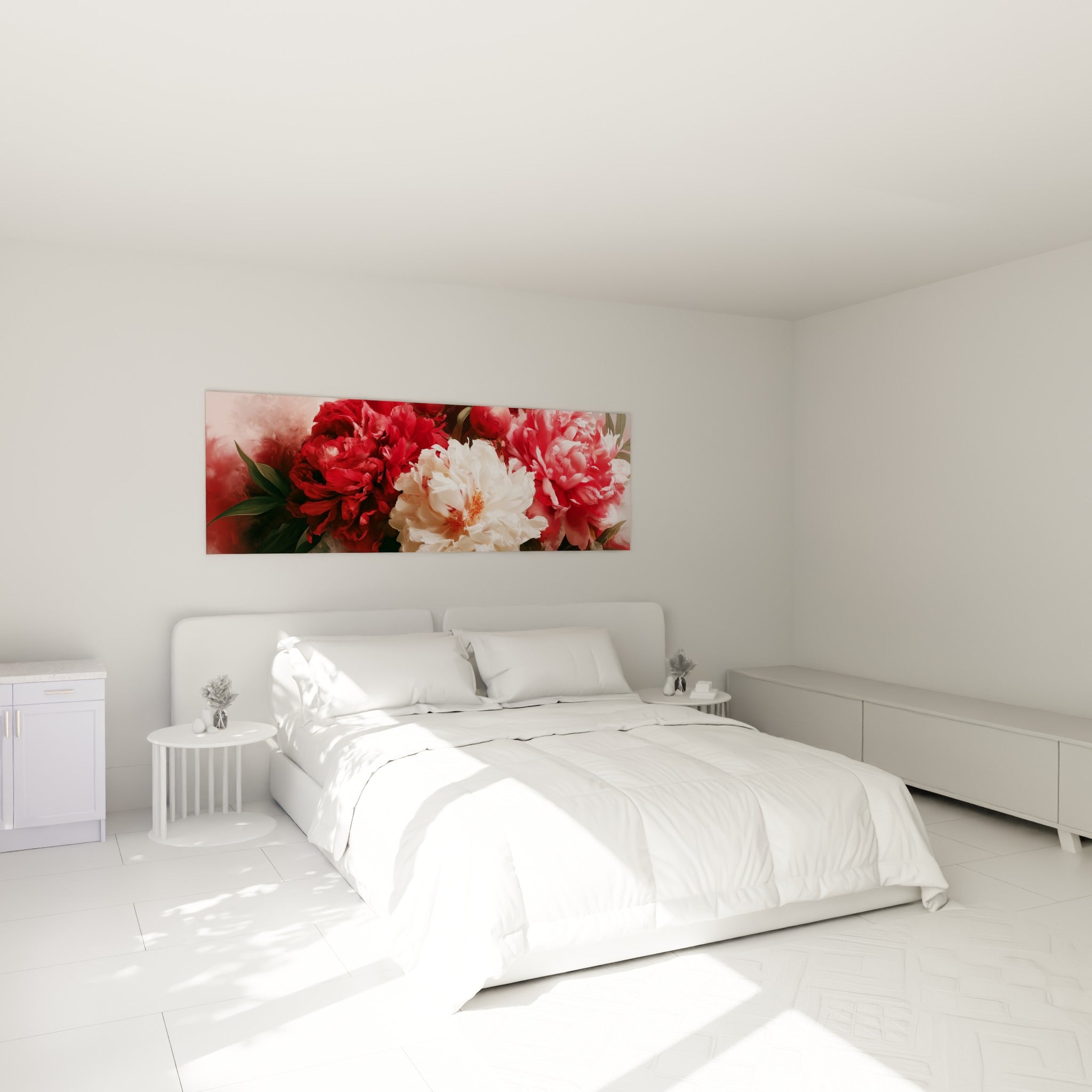 Bouquet de pivoines rouges et blanches au-dessus d'un lit dans une chambre claire