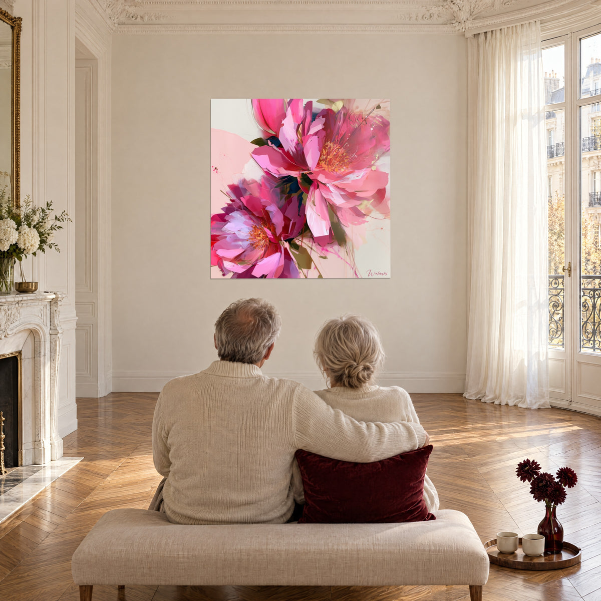 Schilderij felroze en lila bloemen met oranje stampers, een stel met de rug naar de kijker op een witte bank, grote woonkamer met houten vloer