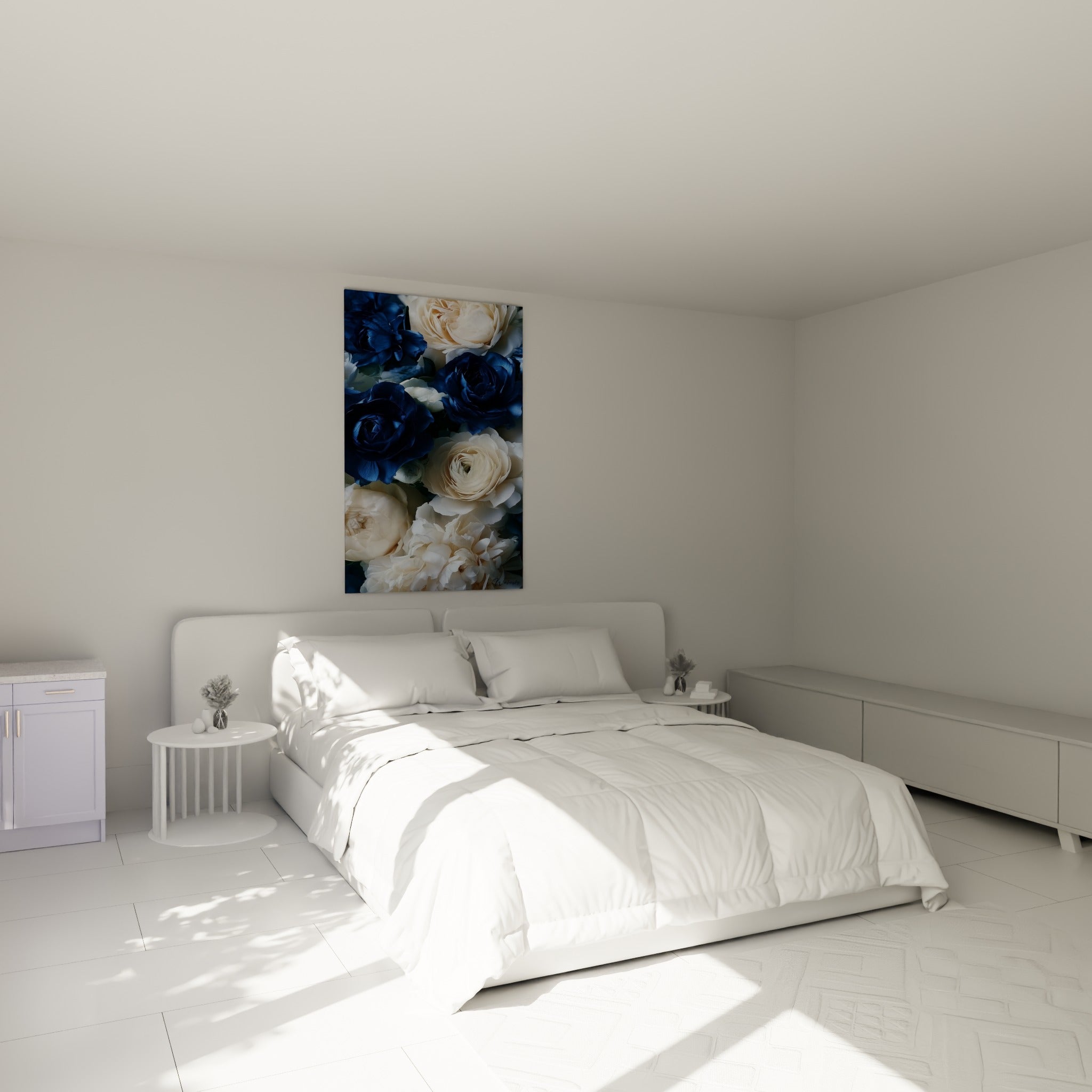 Bouquet de pivoines bleu nuit et crème au-dessus d'un lit dans une chambre claire