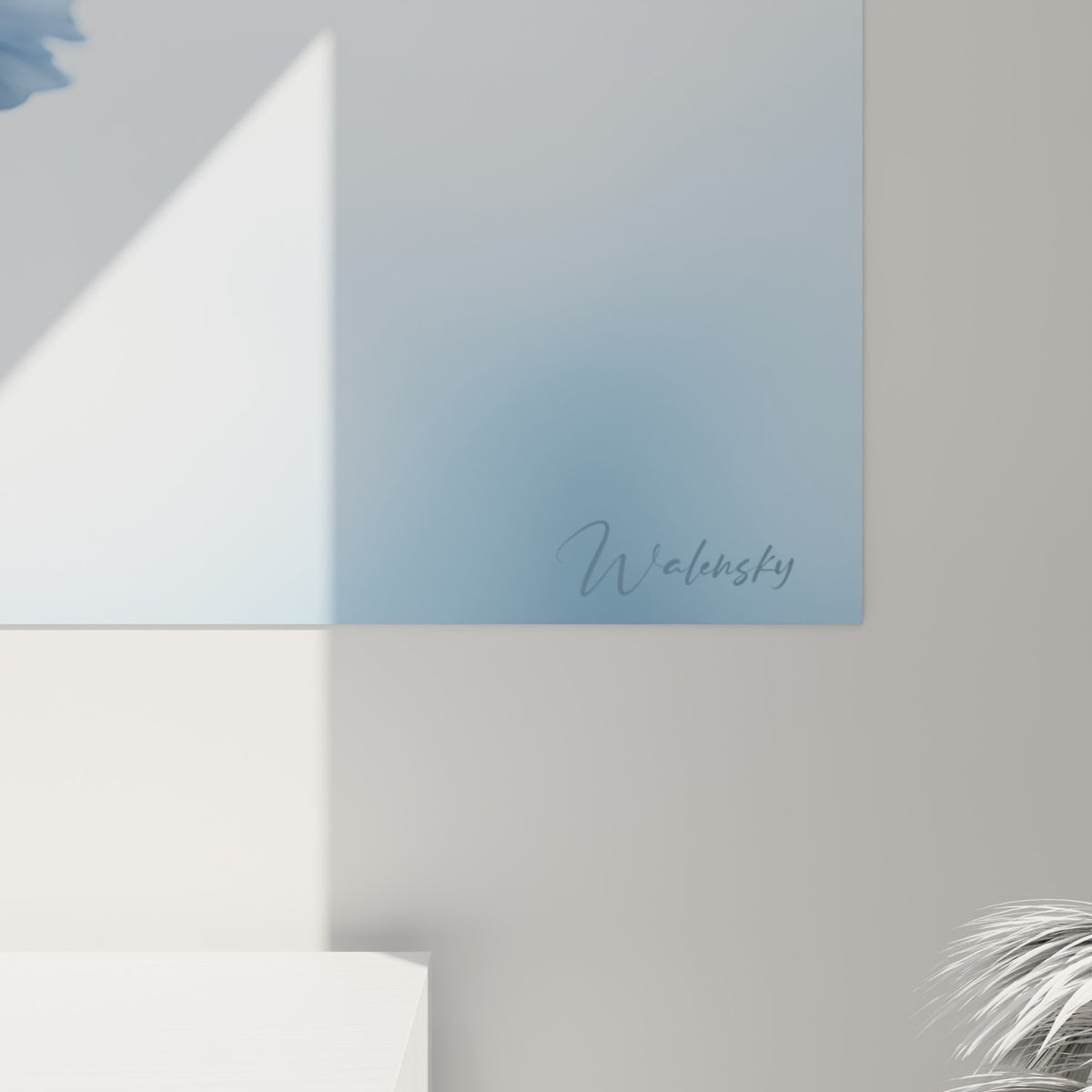 Détail des pétales pivoine où le bleu marine et le bleu pastel se mêlent en dégradé délicat