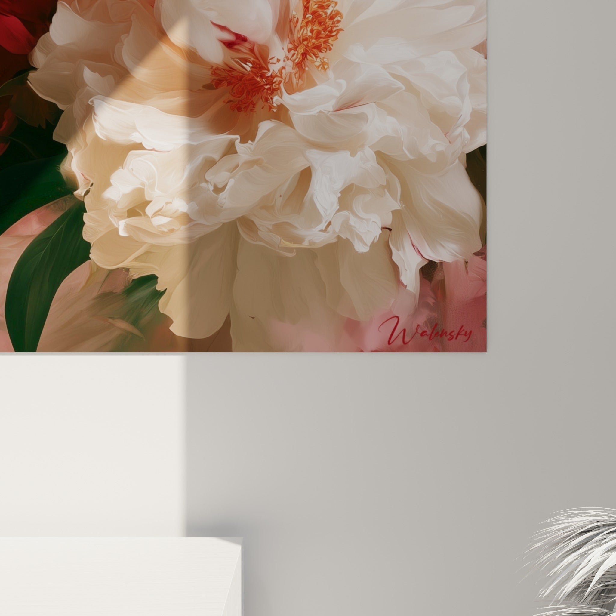 Détail des pétales veloutés rouge et blanc crème montrant le grain et les nuances orangées du cœur