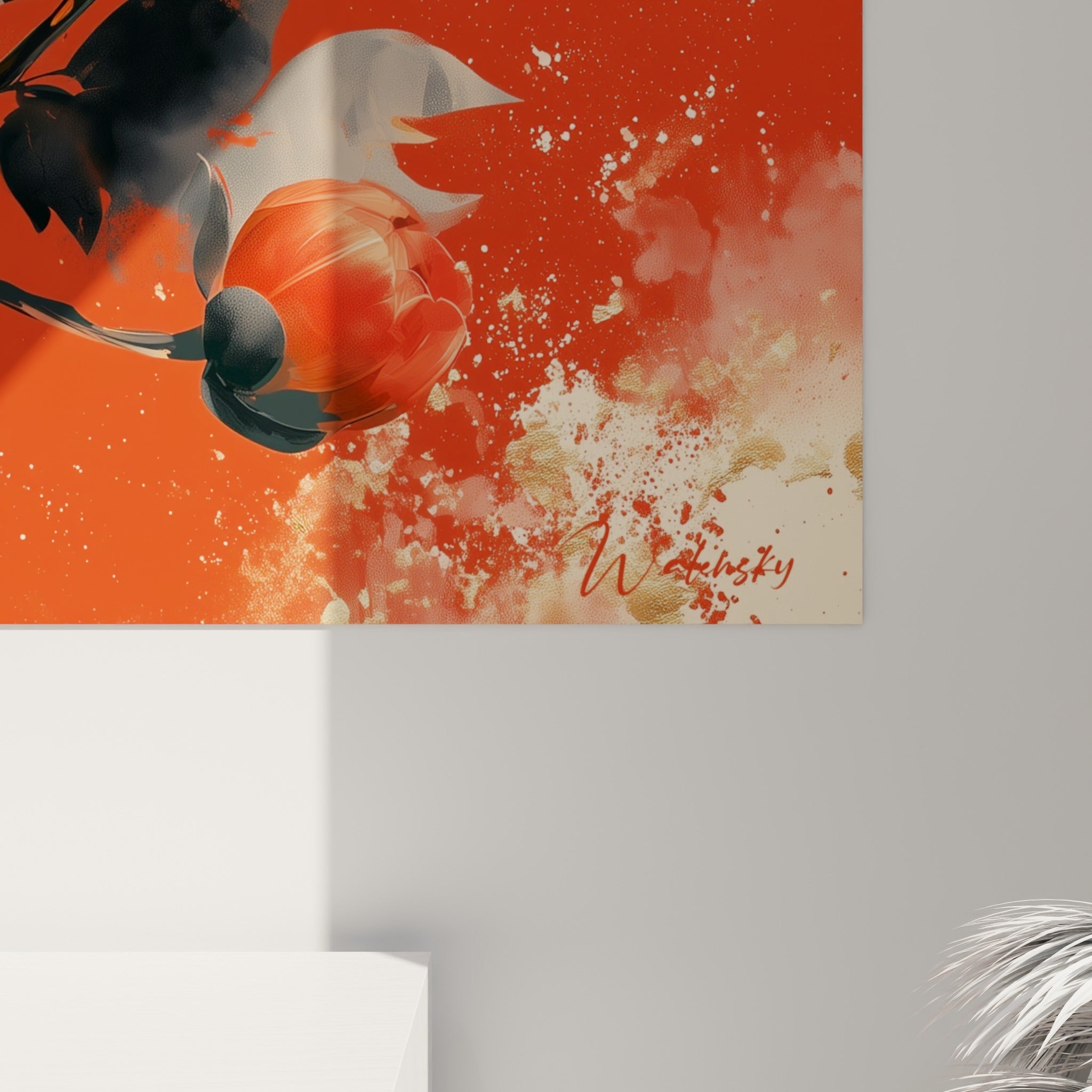 Détail des pétales corail et dorés d'une pivoine, texture granuleuse et éclaboussures sur fond rouge intense