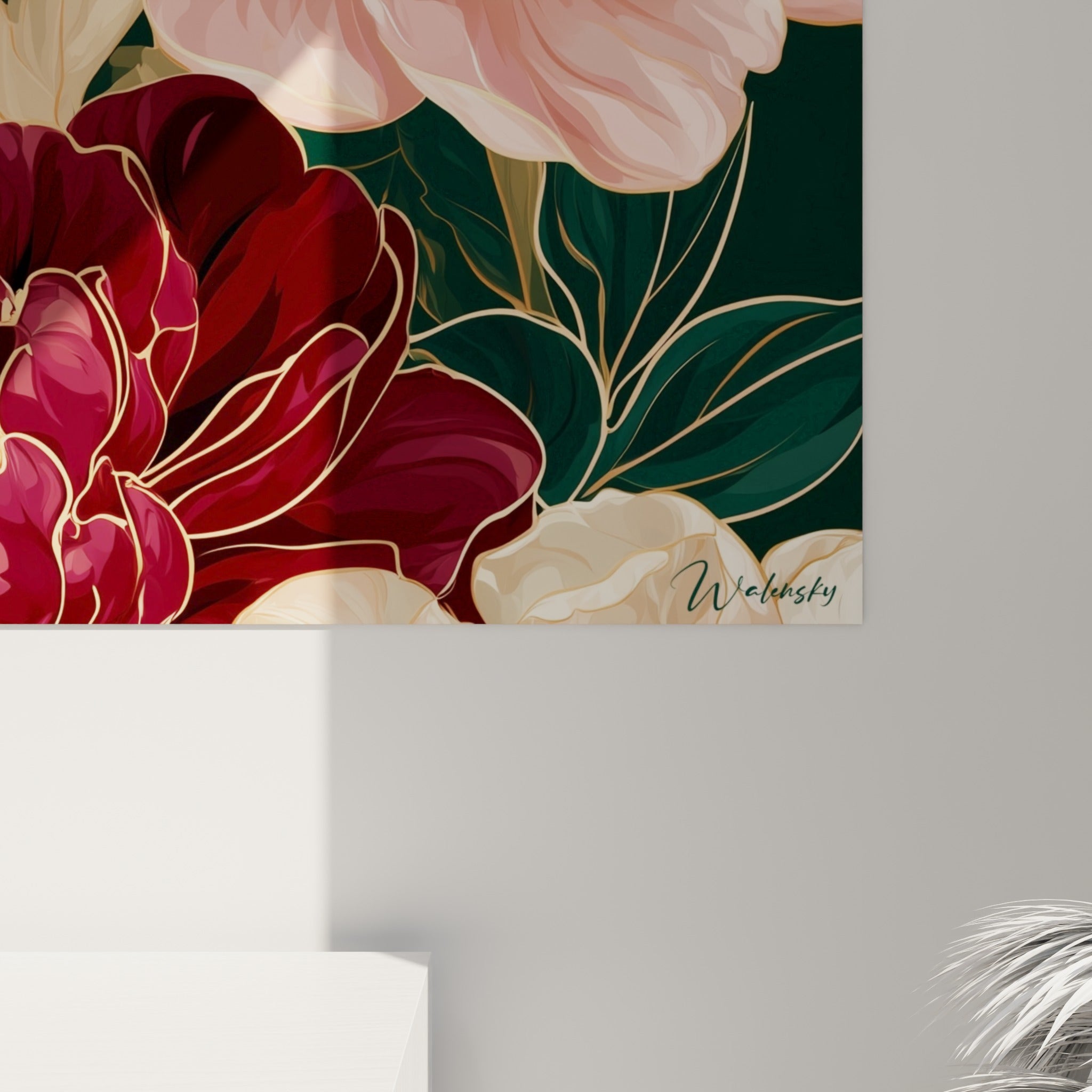 Détail des pétales dorés et du cœur ambré d'une pivoine bordeaux accrochée au mur