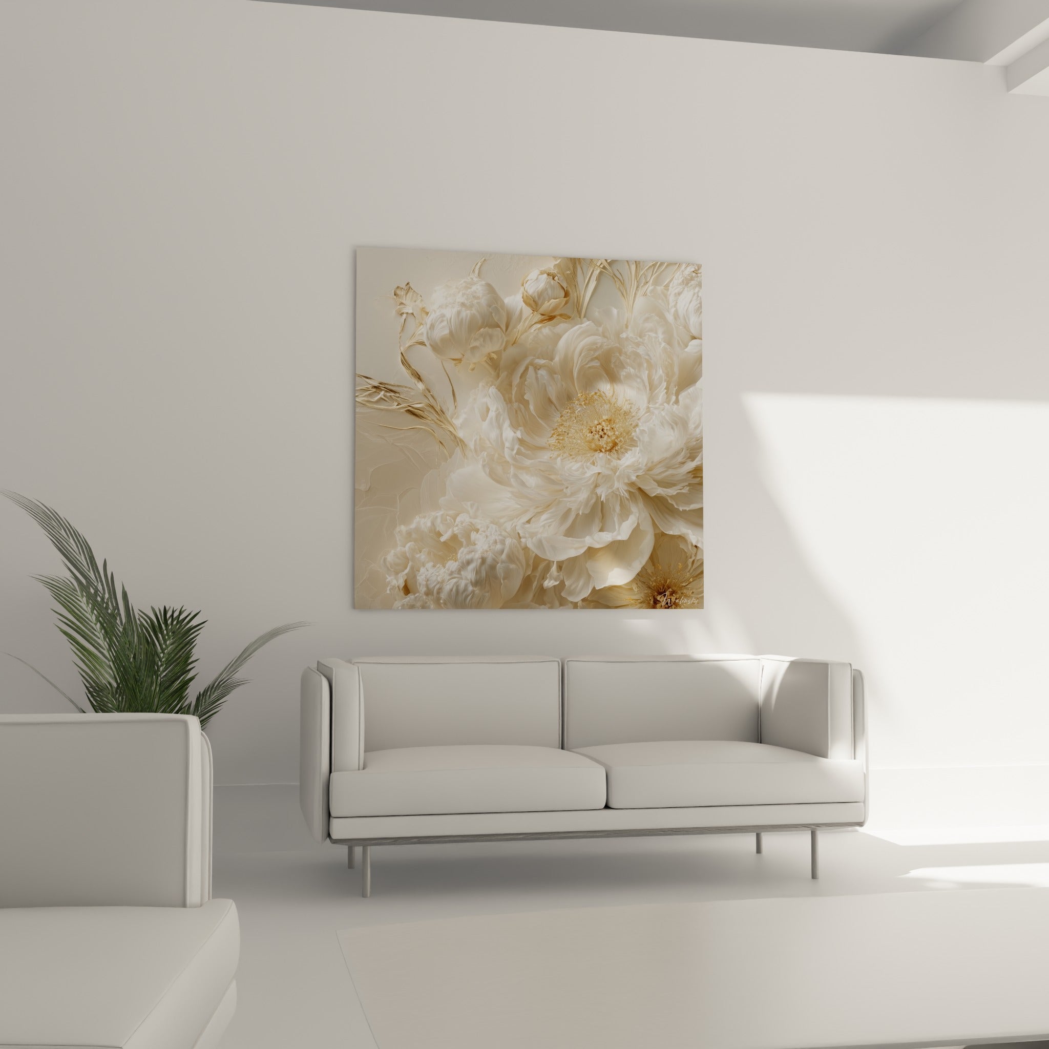 Fleur de pivoine crème et or déployée au-dessus d'un canapé dans un salon lumineux