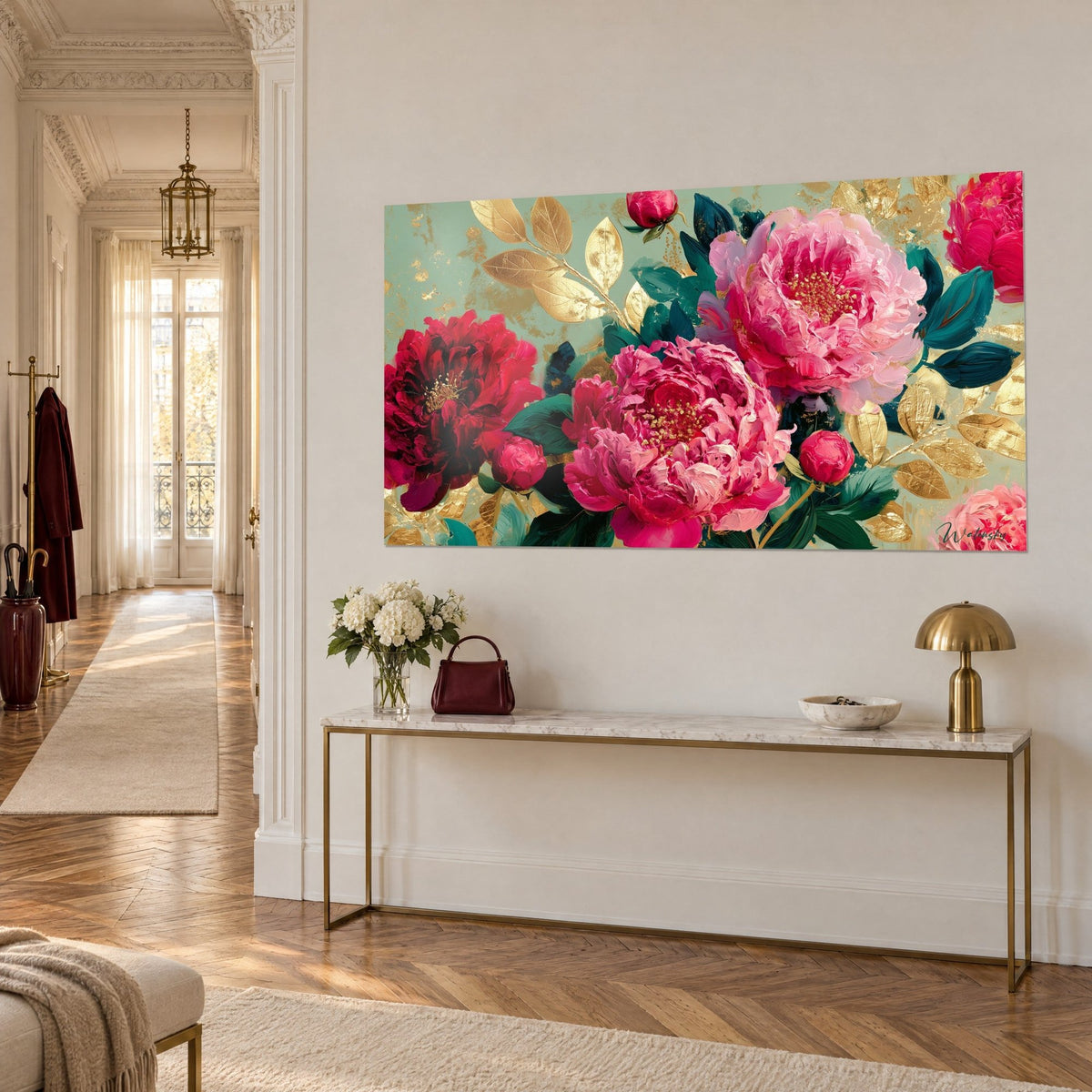 Tableau grosses fleurs rose vif et rouge bordeaux entourées de feuillage vert sapin et de feuilles d'or, sur un mur haussmannien