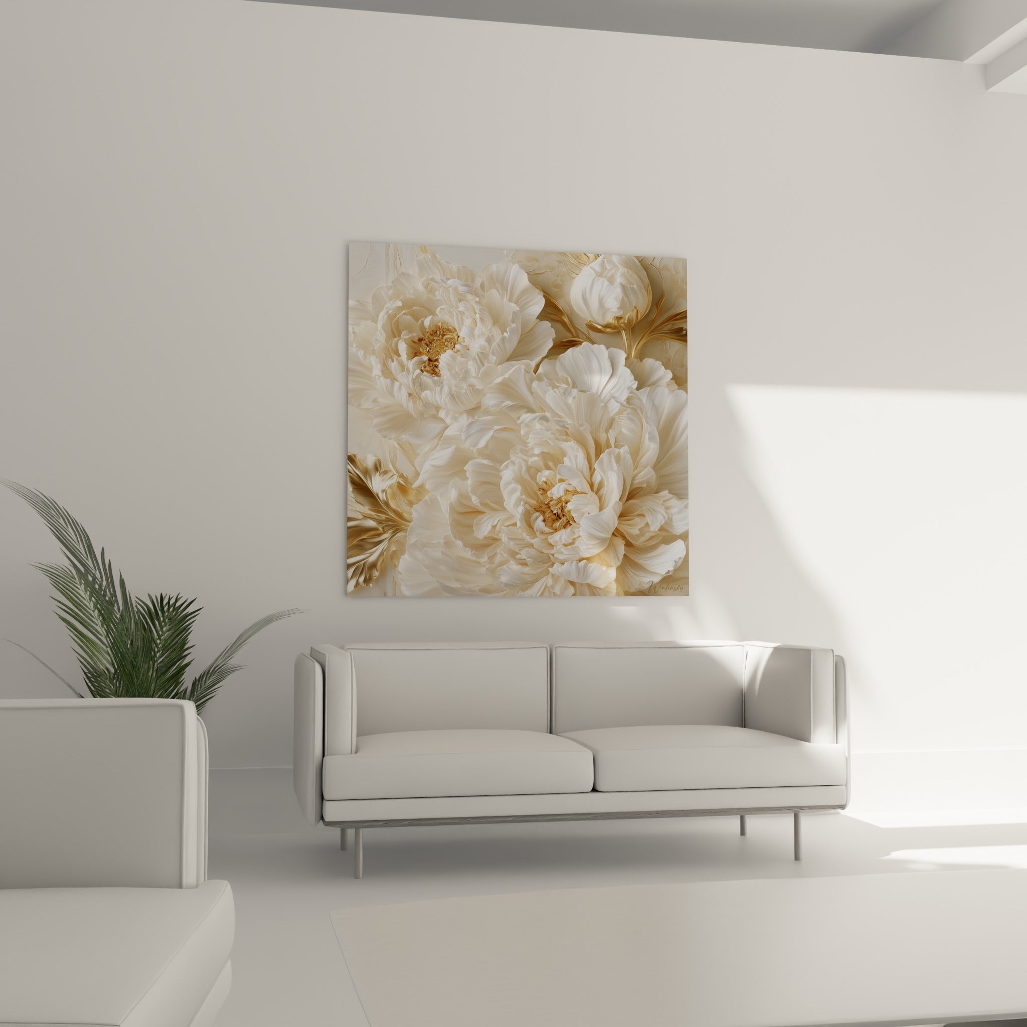 Fleurs de pivoine blanches à cœurs dorés au-dessus d'un canapé dans un salon lumineux