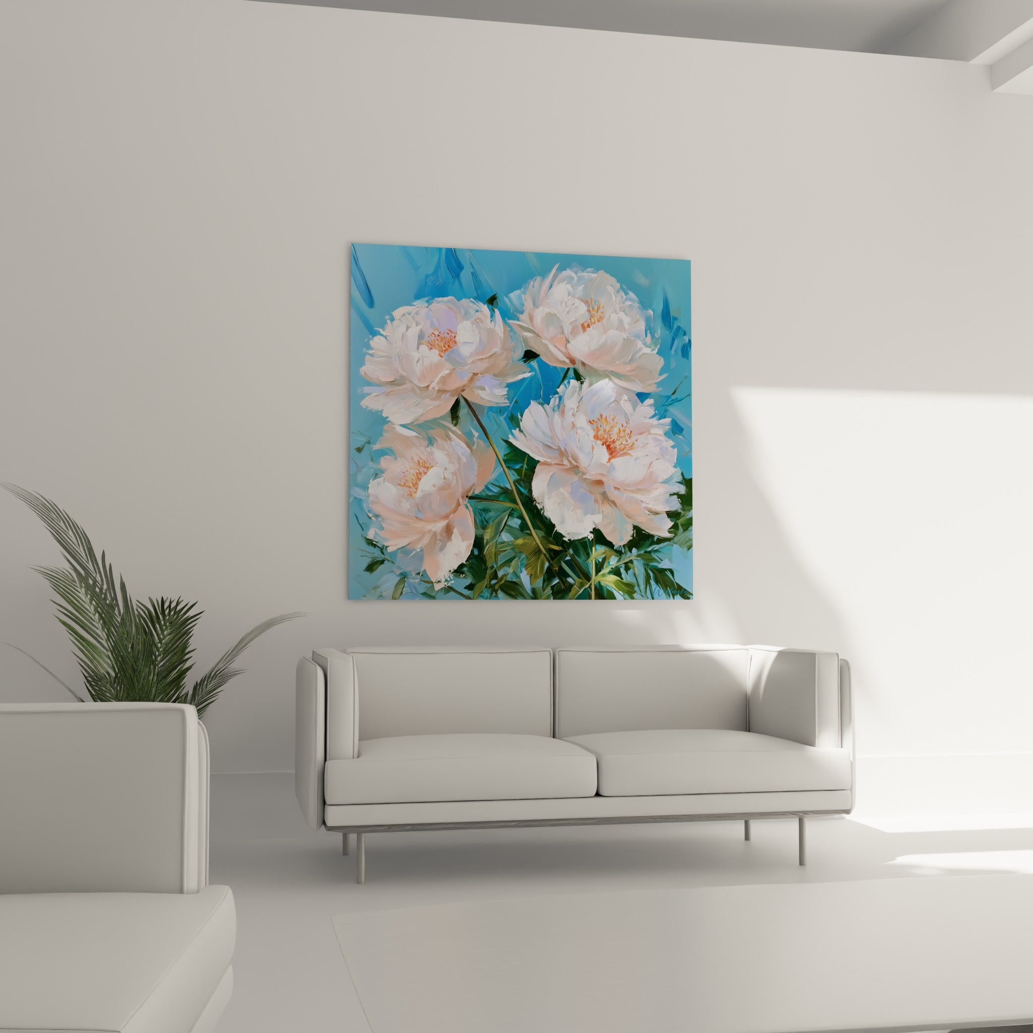 Fleurs de pivoine blanche et bleu ciel empâtées suspendues au-dessus d'un canapé dans un salon lumineux