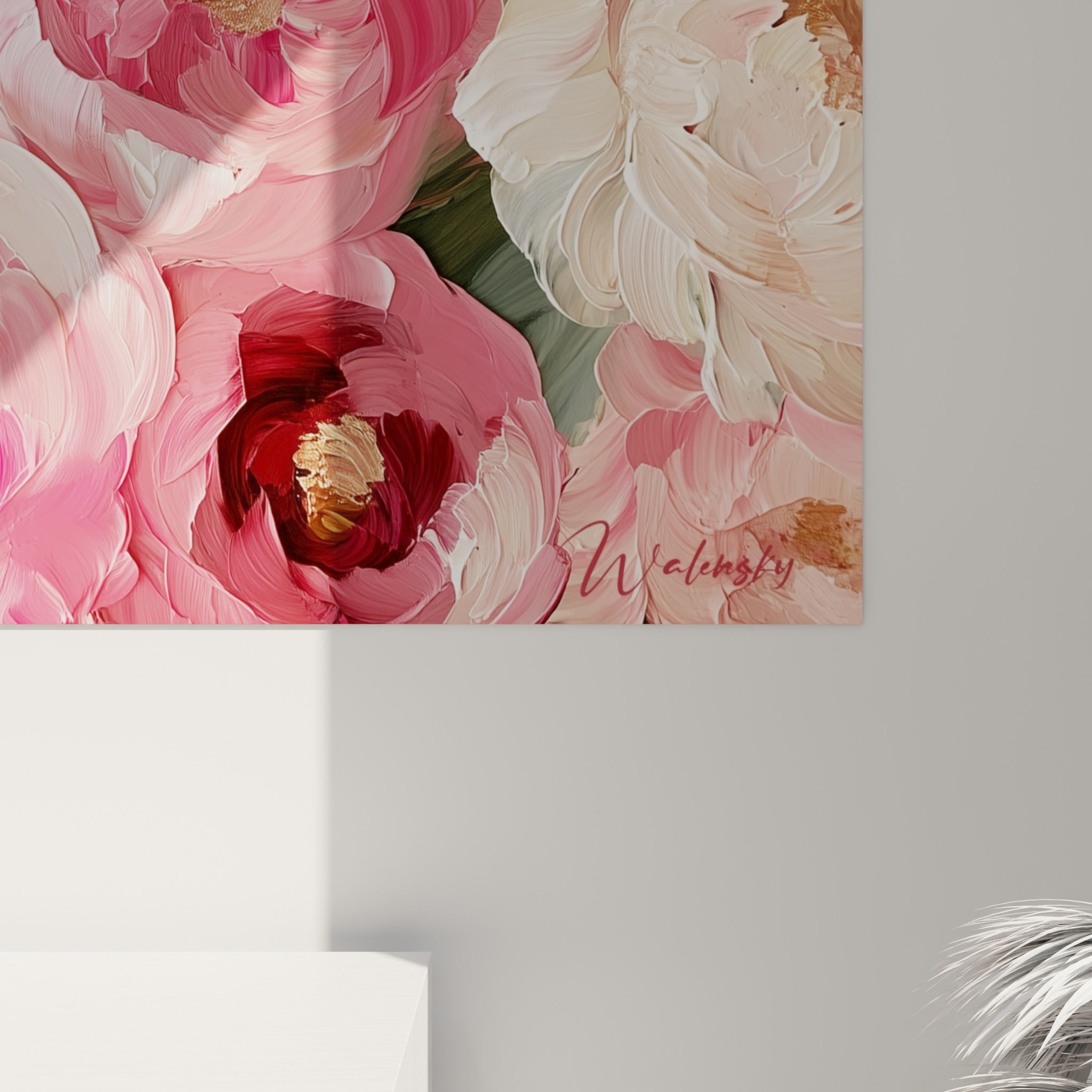 Empâtements épais de peinture rose et bordeaux, grain texturé et éclats dorés au cœur des pivoines