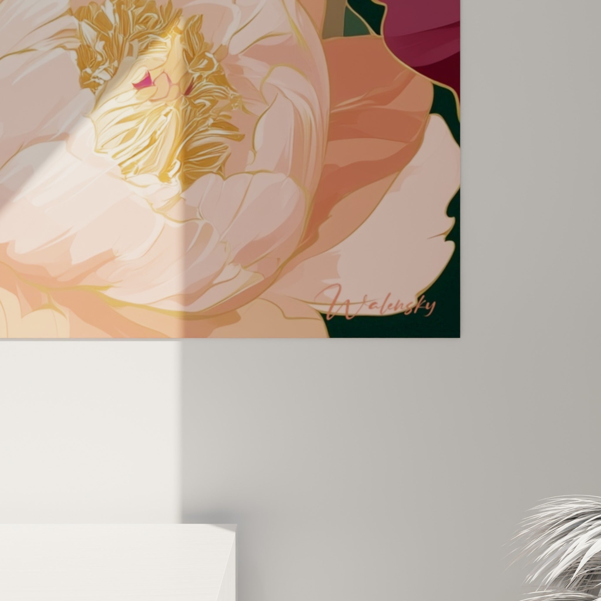 Cœur doré de la pivoine et pétales pêche texturés, traits fins et reflets brillants visibles de près