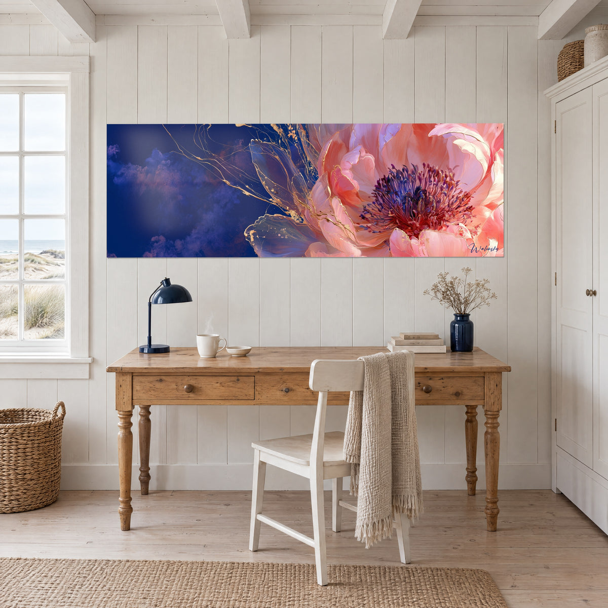 Quadro panoramico di un fiore rosa salmone con stami cremisi su nuvole blu reale, sopra una scrivania in legno chiaro