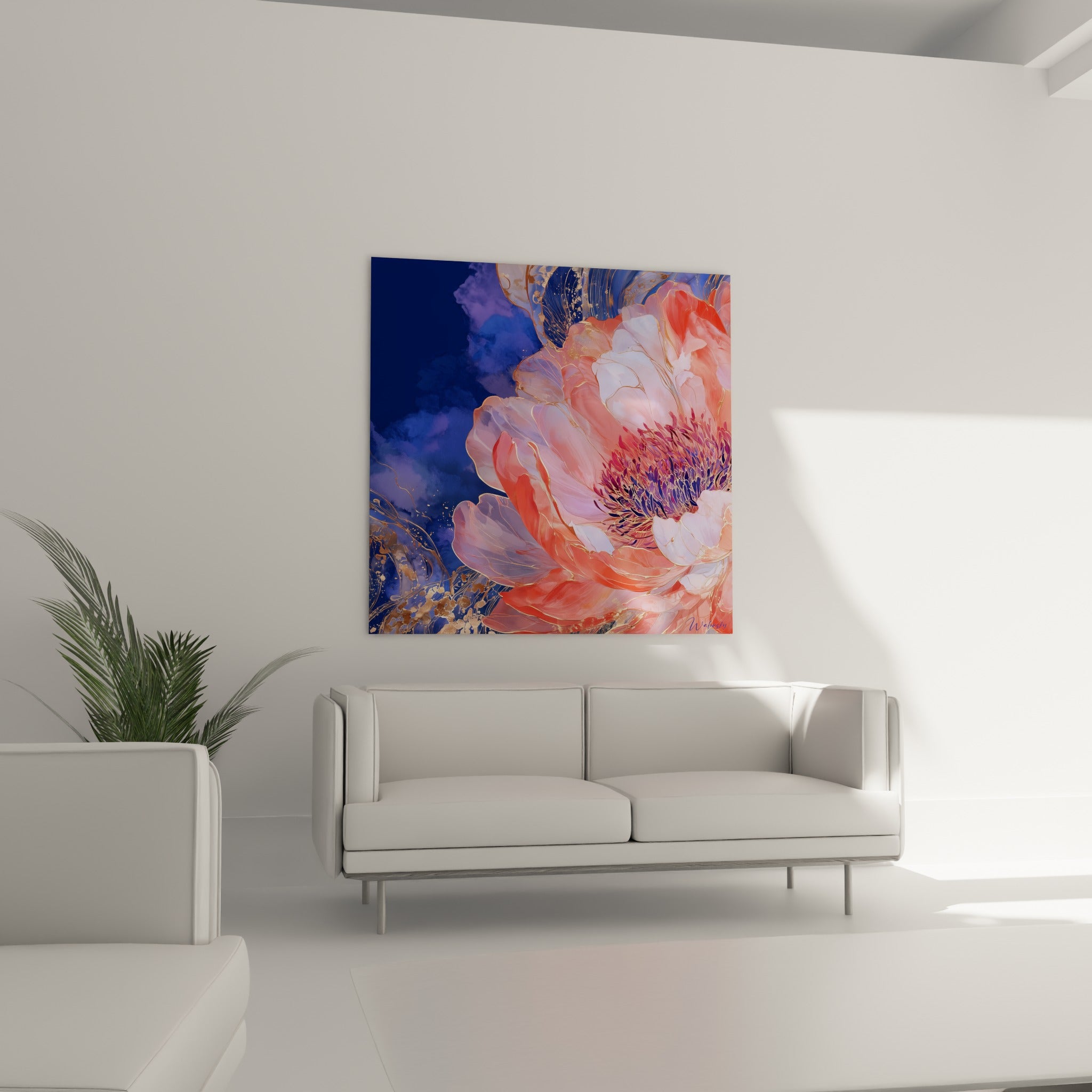 Fleur de pivoine bleu marine et corail au-dessus d'un canapé dans un salon lumineux