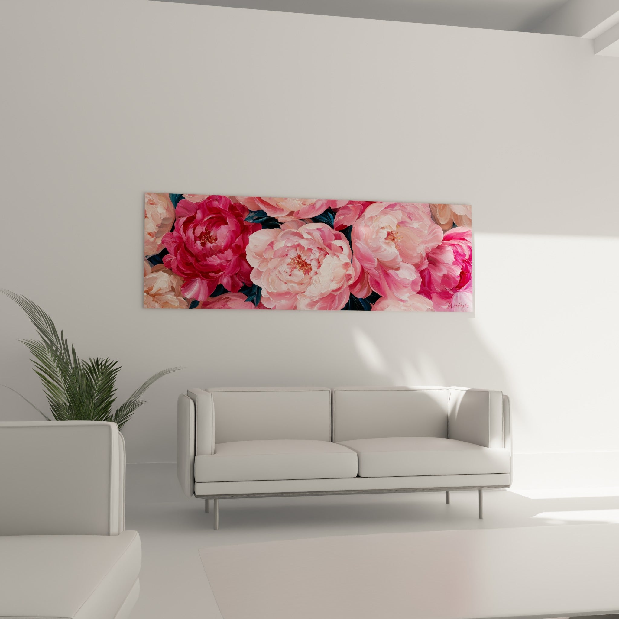 Fleurs de pivoine rose pastel et bleu marine disposées au-dessus d'un canapé dans un salon lumineux