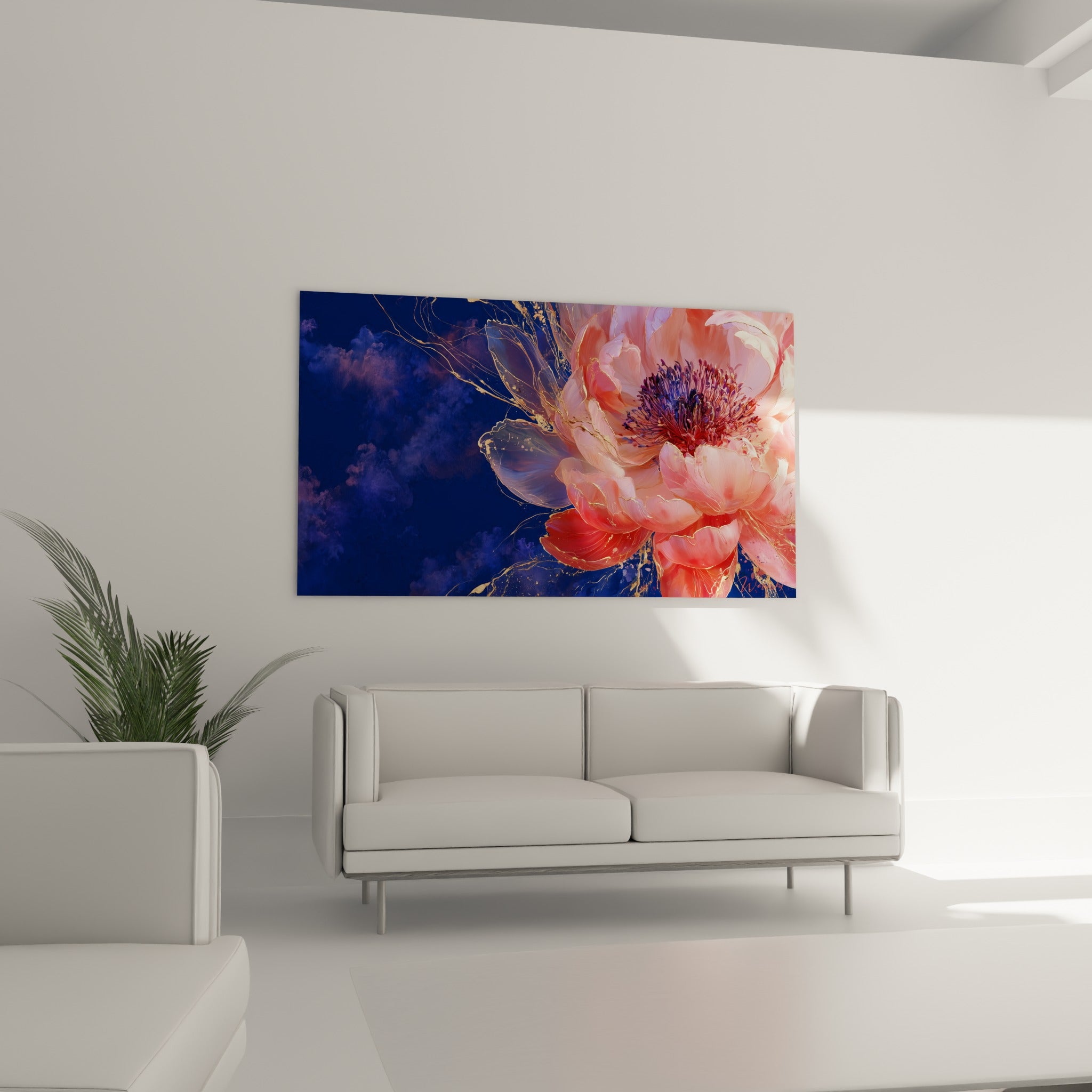 Pétales roses et bleu marine de la pivoine dorée suspendus au-dessus d'un canapé dans un salon lumineux
