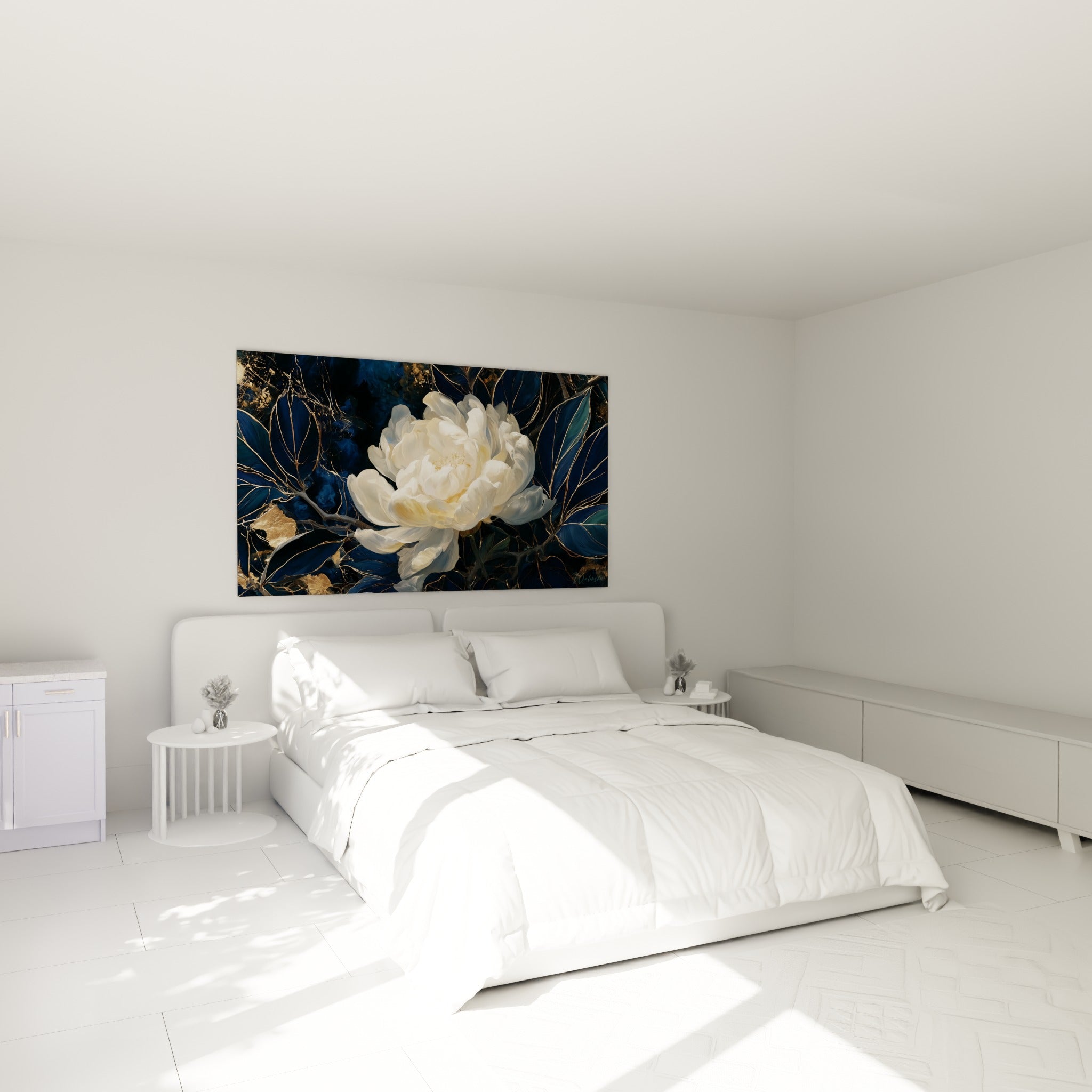Fleur de pivoine blanche et dorée illuminant le mur au-dessus d'un lit dans une chambre claire