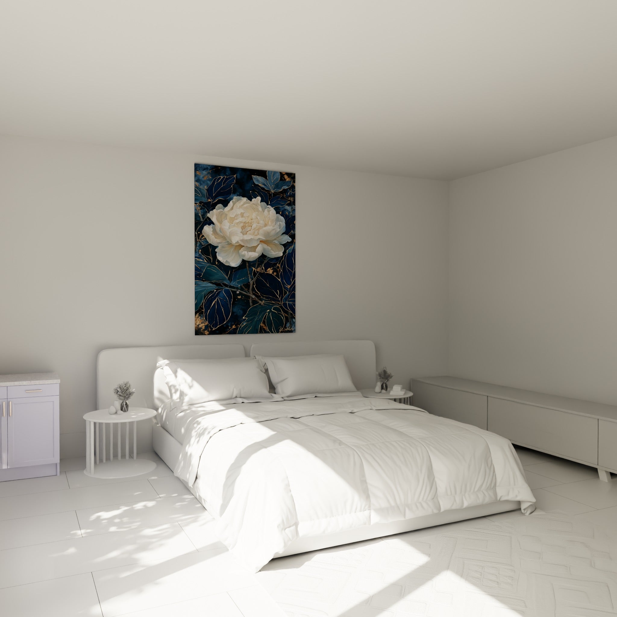 Fleur blanche aux nervures dorées et feuilles bleu marine, accrochée au-dessus d'un lit dans une chambre claire