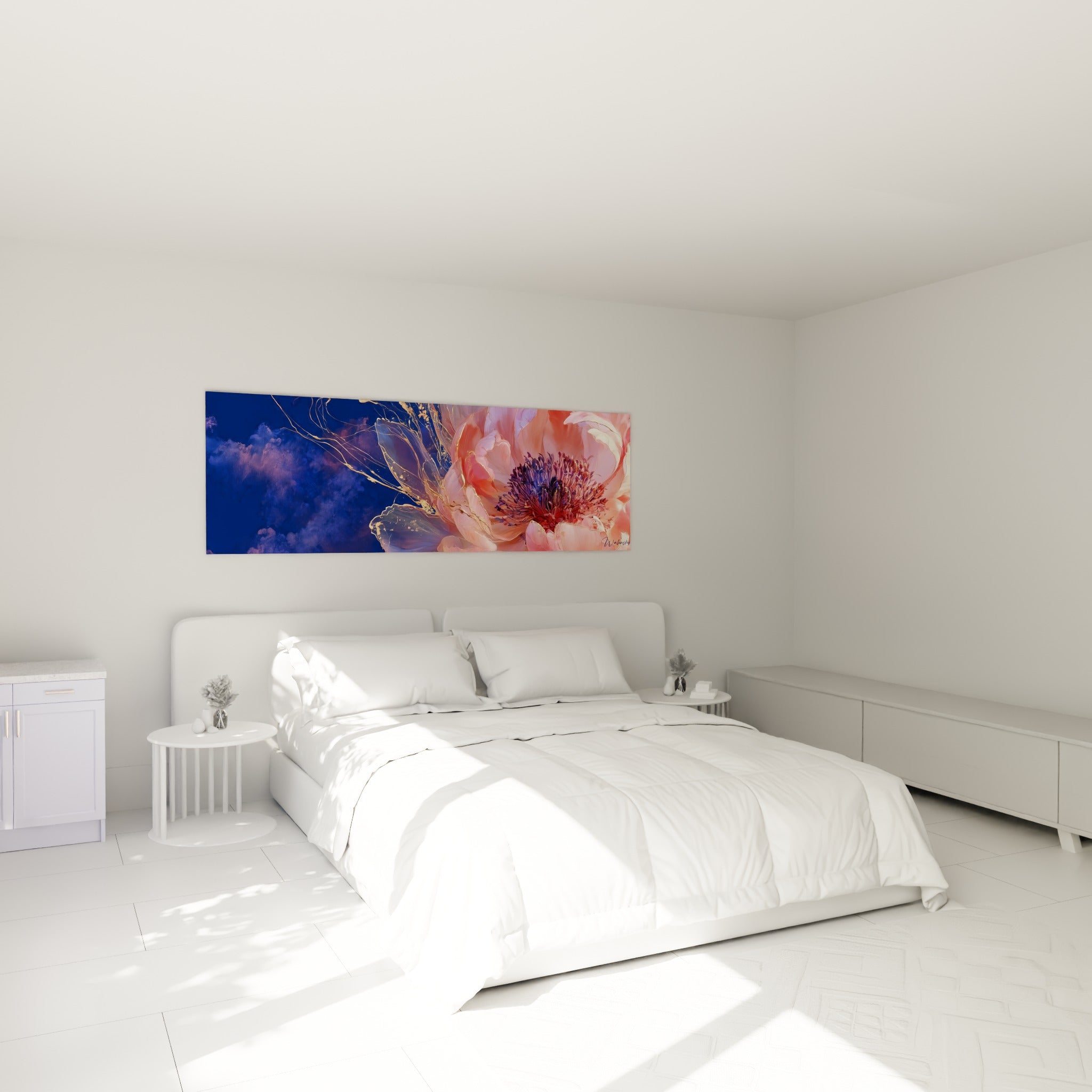 Fleur de pivoine rose et dorée sur fond bleu nuit, accrochée au-dessus d'un lit dans une chambre claire