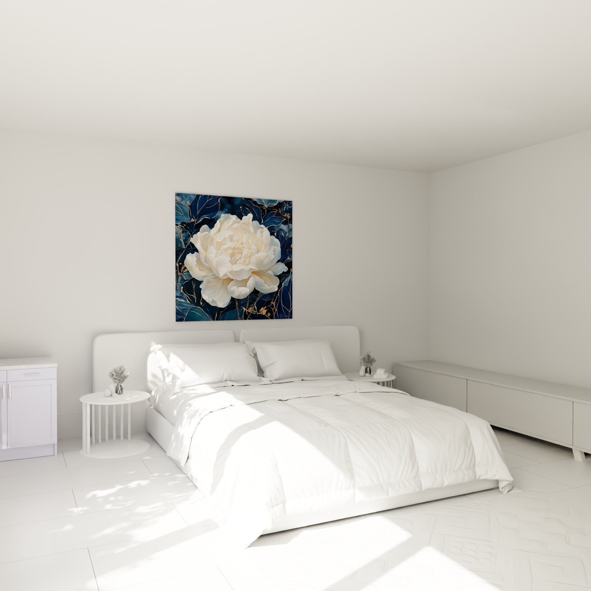 Fleur de pivoine blanche et dorée accrochée au-dessus d'un lit dans une chambre claire