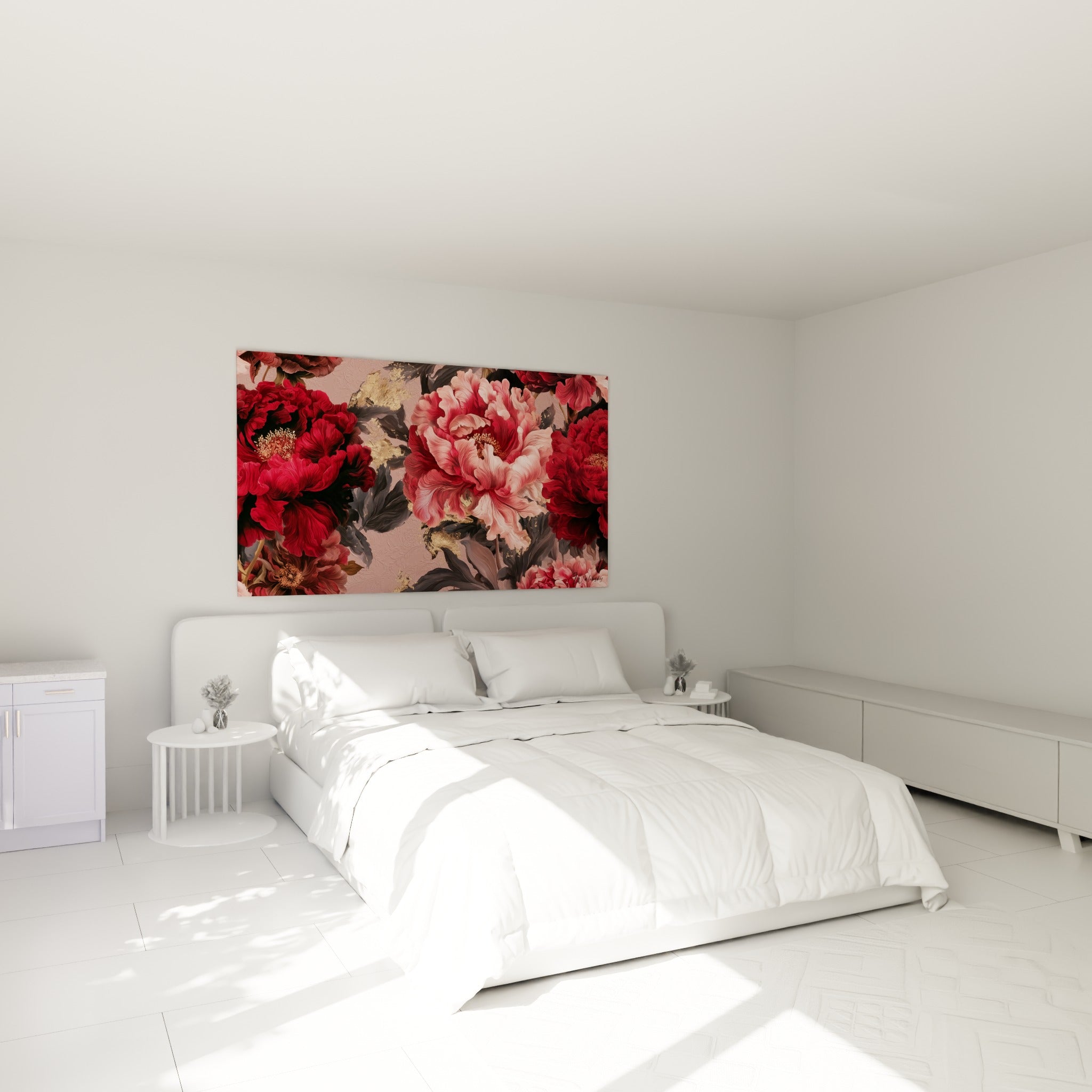 Pivoine rose poudré et rouge grenat déployée au-dessus d'un lit dans une chambre claire