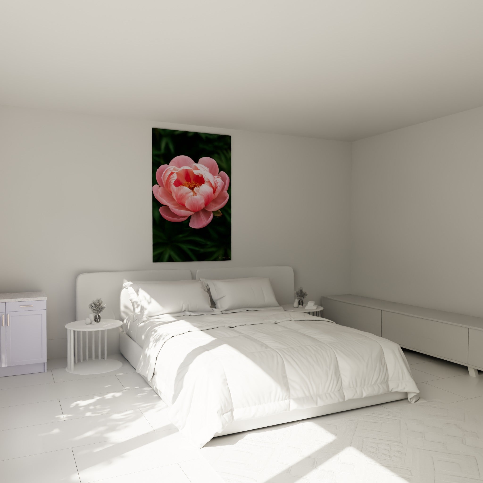 Fleur de pivoine rose pastel et cœur doré, accrochée au-dessus d'un lit dans une chambre claire