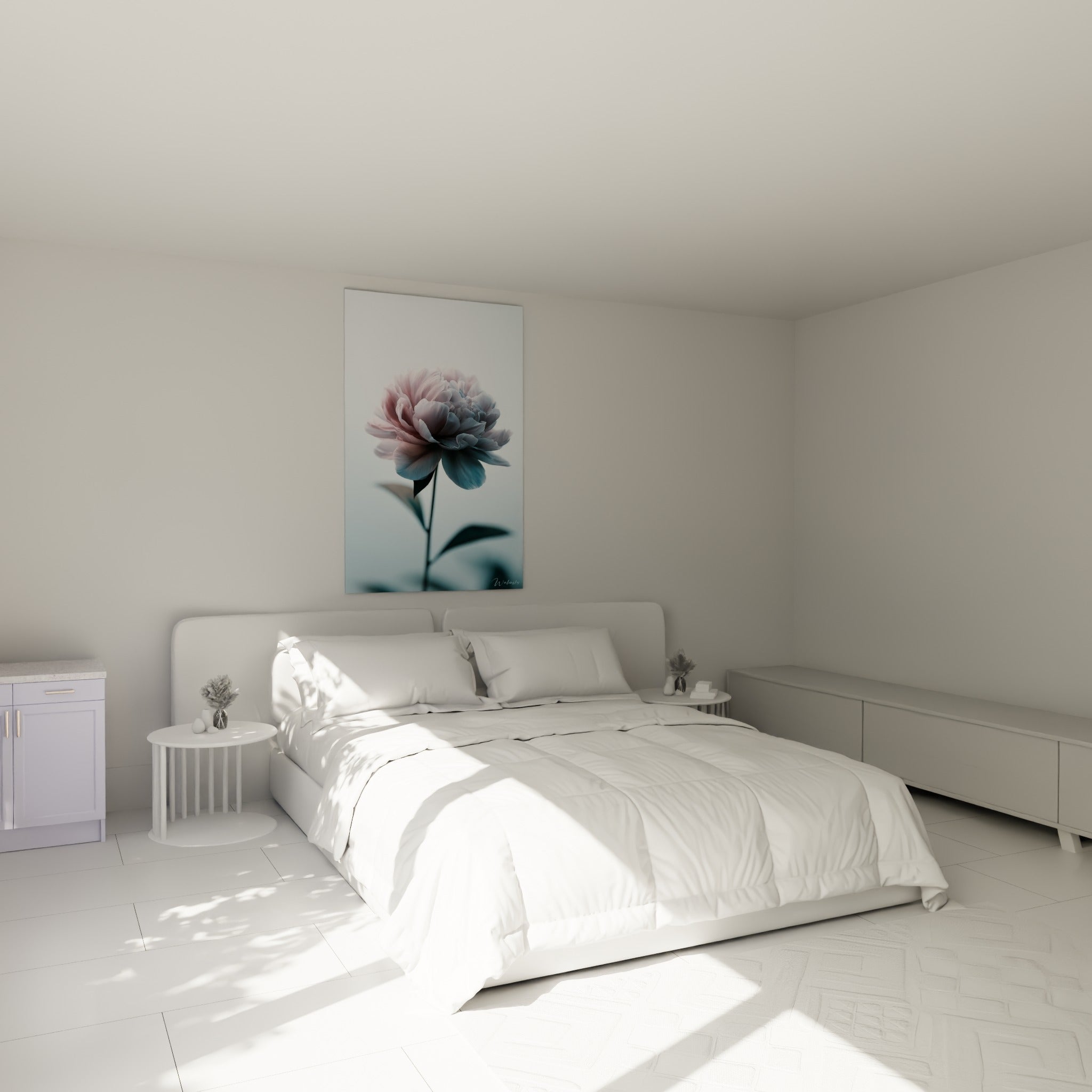 Fleur de pivoine rose pâle et bleu pastel, tige verte, au-dessus d'un lit dans une chambre claire