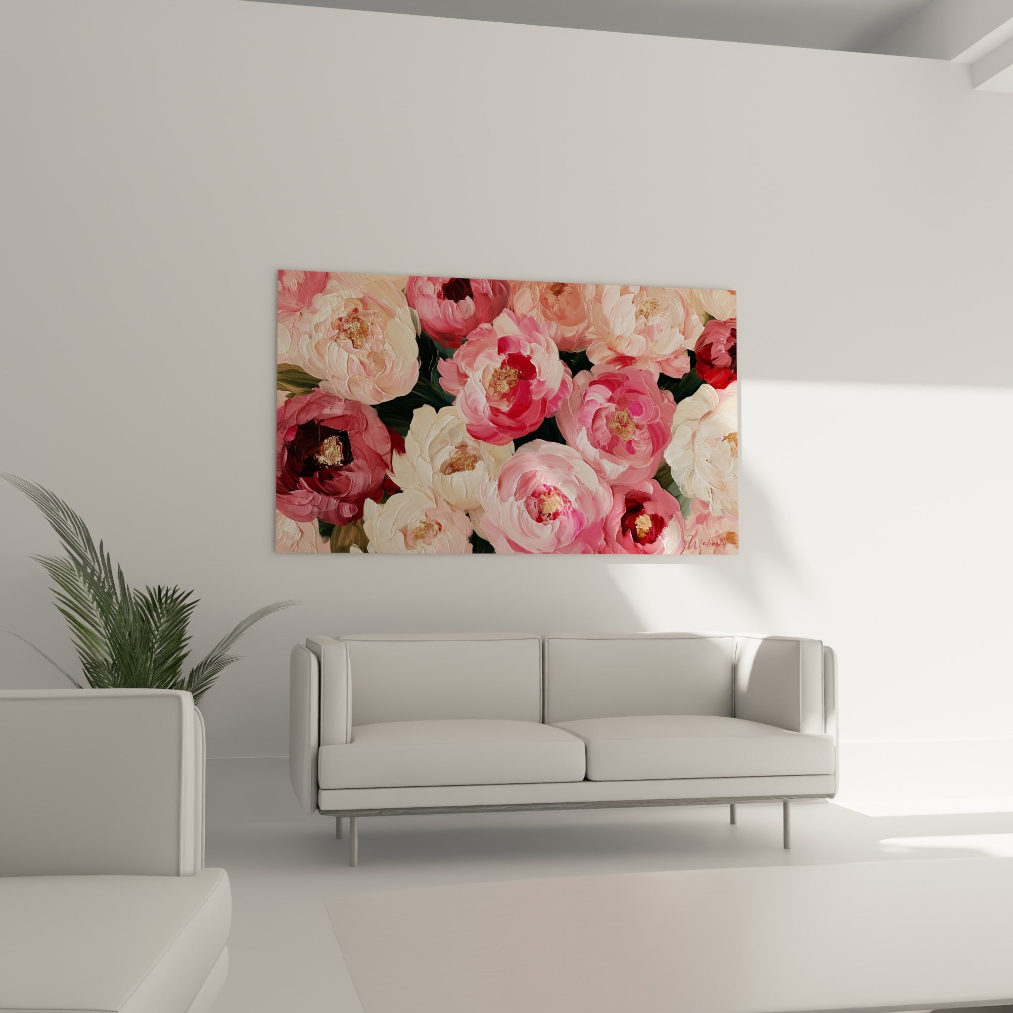 Fleurs de pivoine roses et blanches, touches dorées, disposées au-dessus d'un canapé dans un salon lumineux