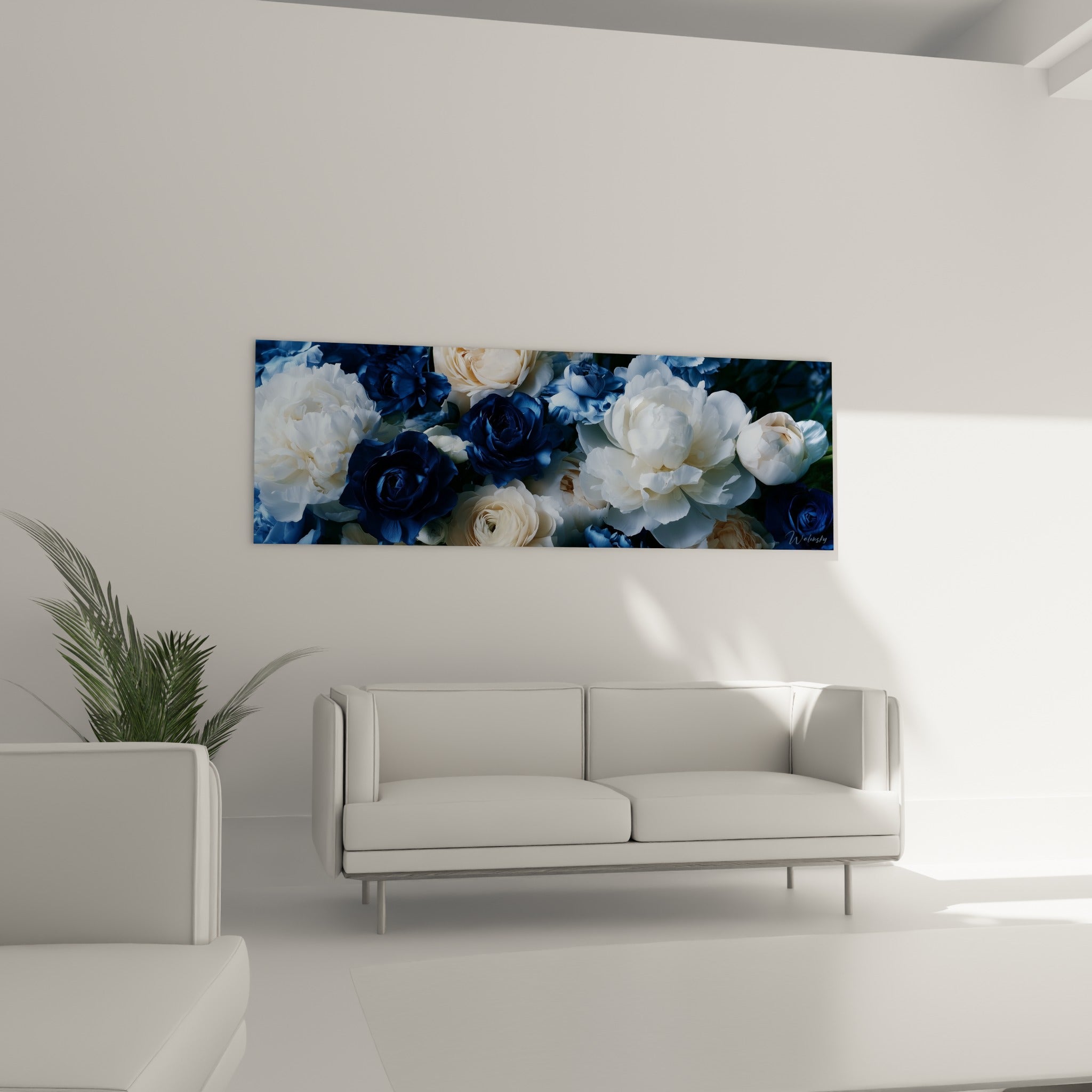 Fleurs blanc crème et bleu marine entrelacées, disposées au-dessus d'un canapé dans un salon lumineux