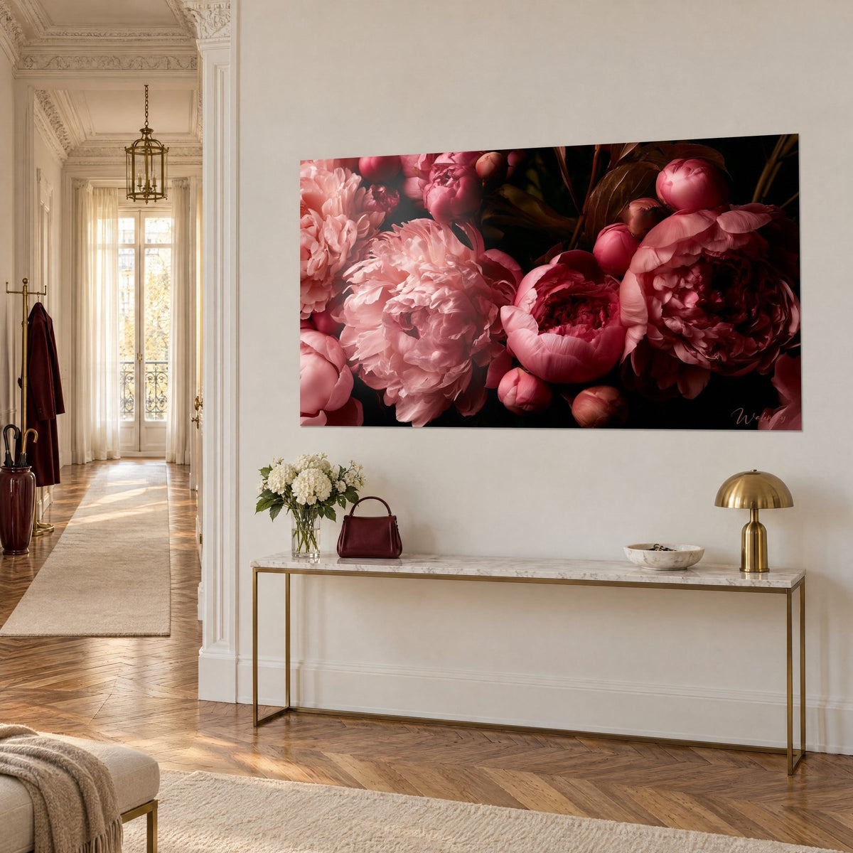 Cuadro de ramo aterciopelado de flores rosa pálido y fucsia, capullos apretados, consola dorada, piso haussmanniano en tres cuartos