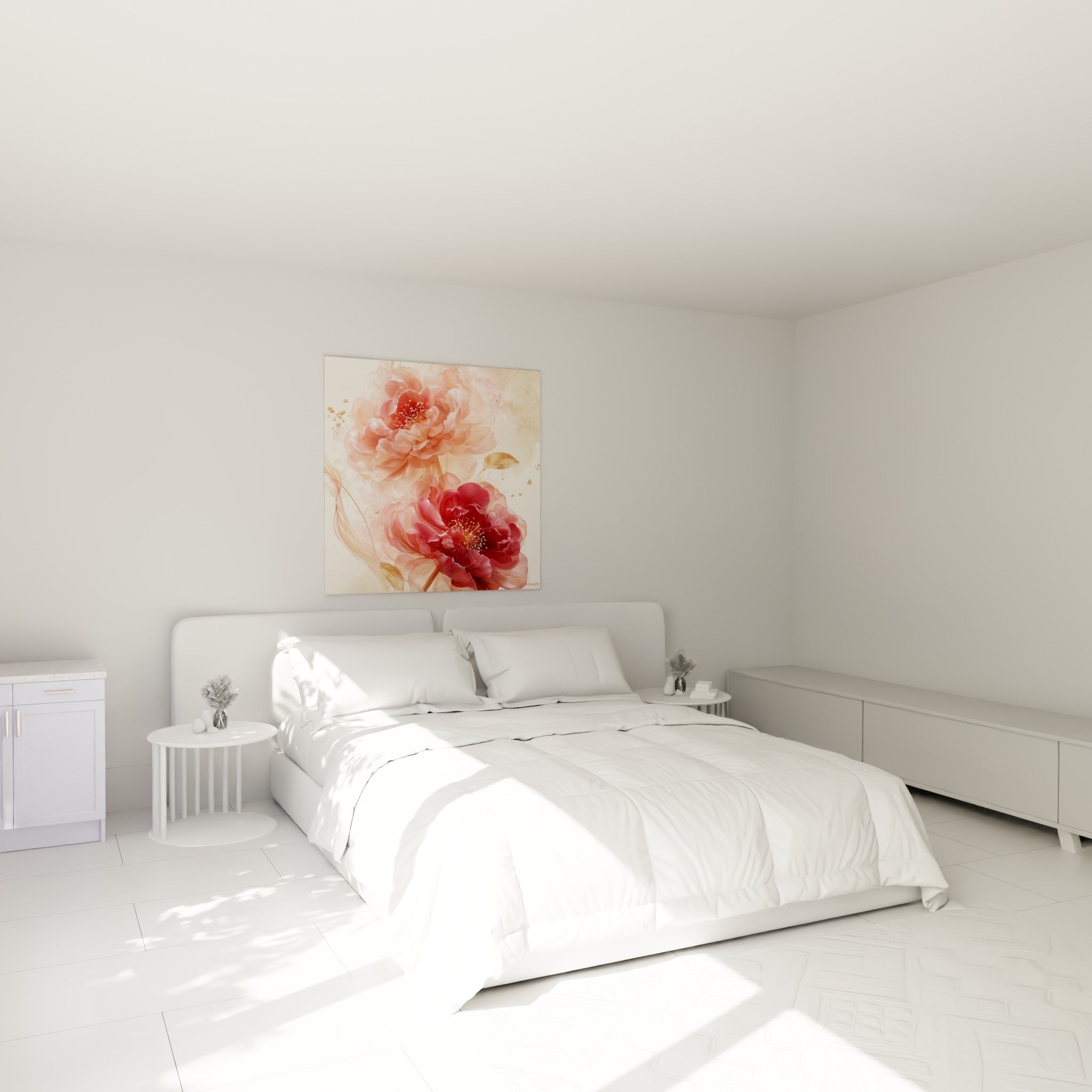 Fleurs de pivoine roses et bordeaux dorées au-dessus d'un lit dans une chambre claire