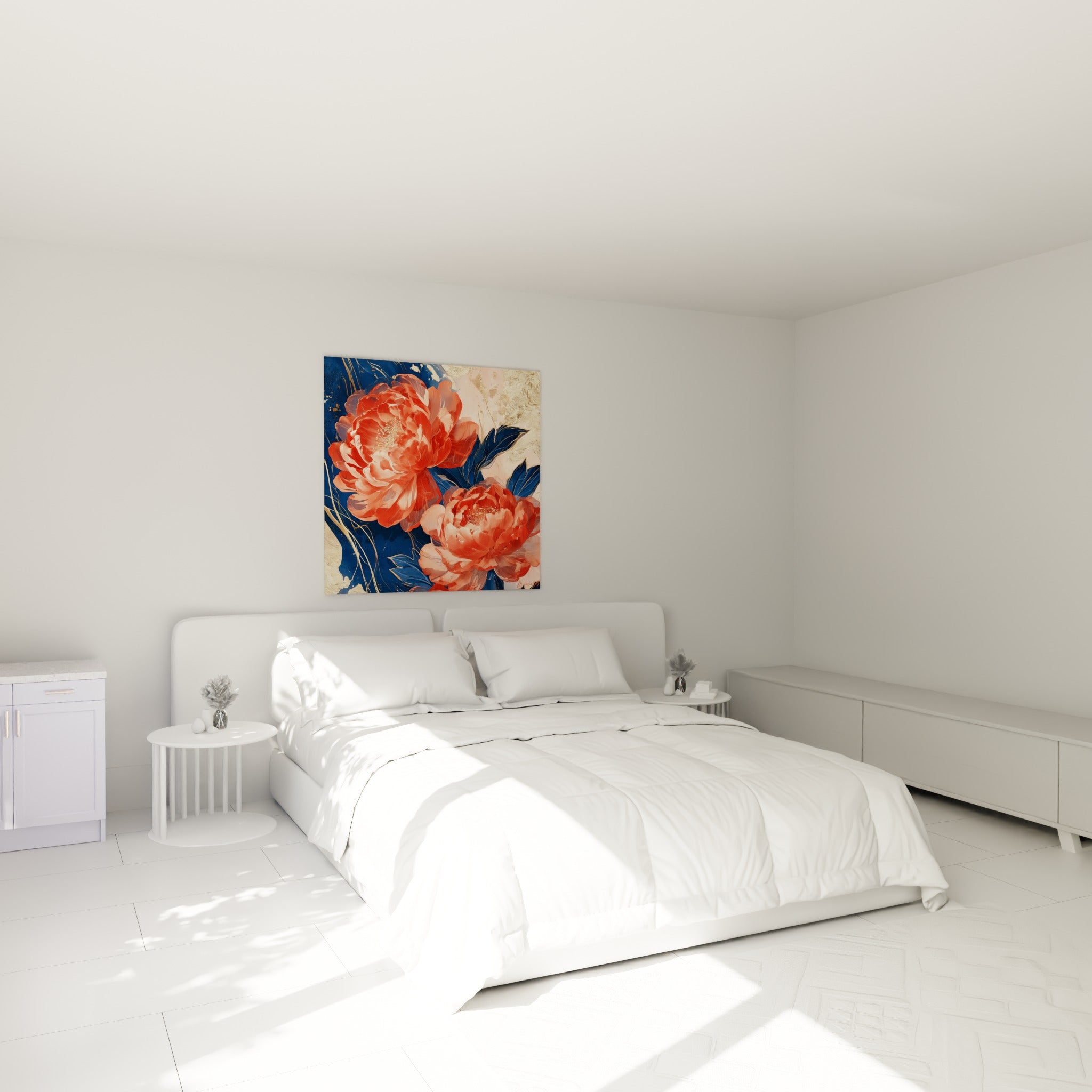 Pivoines corail intense et feuillages bleu marine au-dessus d'un lit dans une chambre claire