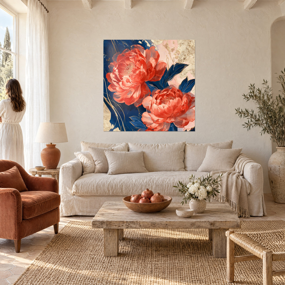 Tableau pivoines corail aux pétales froissés sur fond bleu marine et éclats dorés, au-dessus d'un canapé dans un salon lumineux