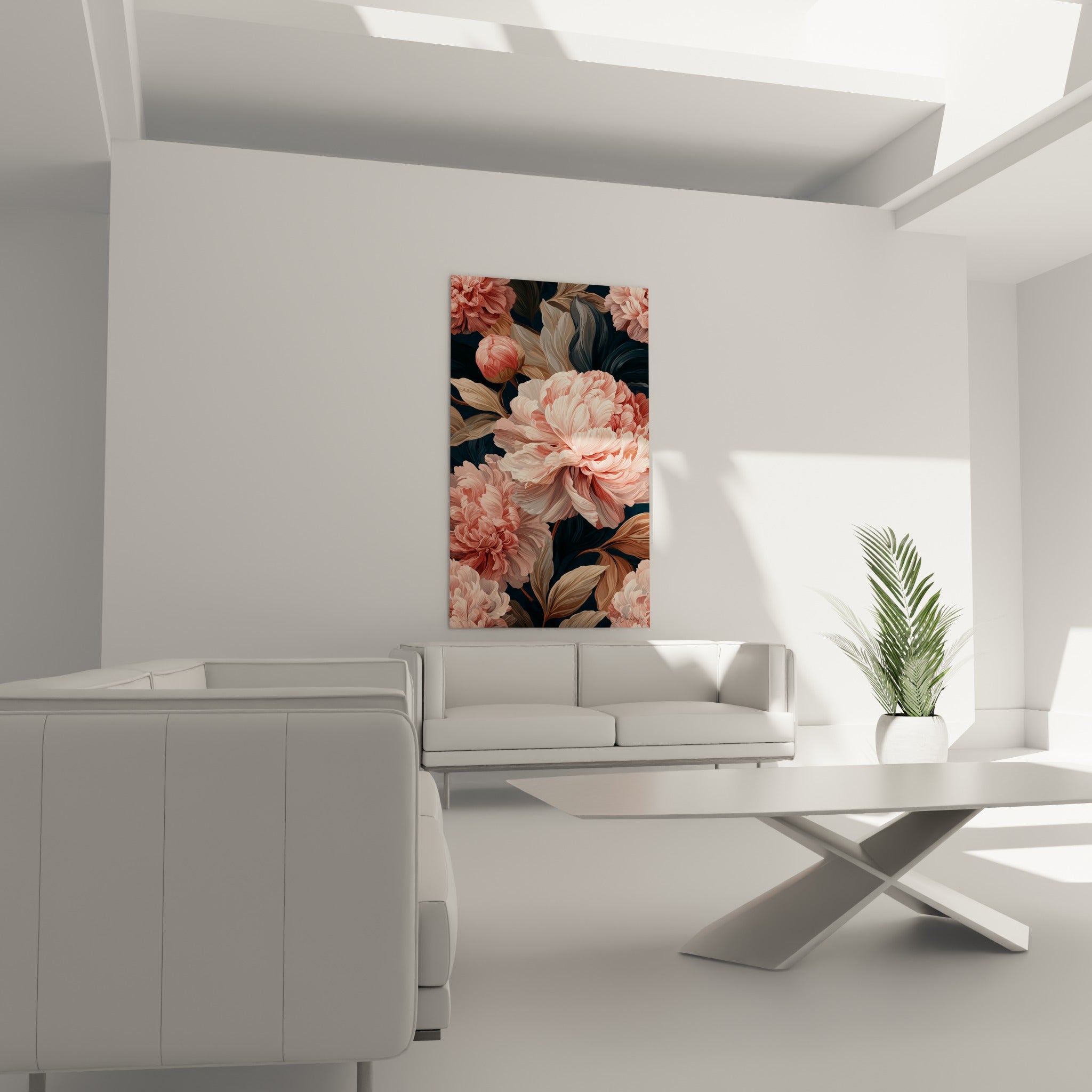 Fleurs de pivoine rose corail et bleu marine accrochées au-dessus d'un canapé dans un salon lumineux